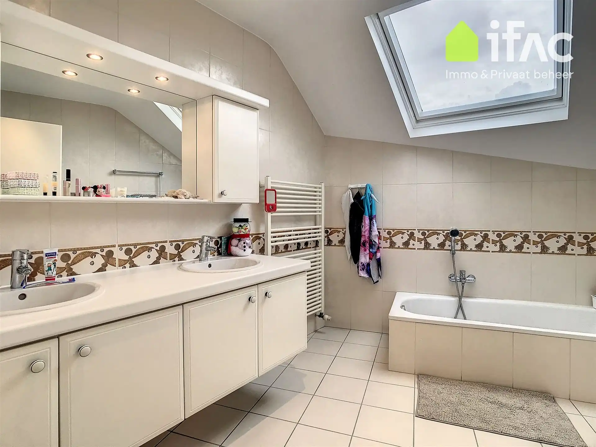 Uitstekend gelegen villa met 5 slaapkamers en prachtige tuin foto 26