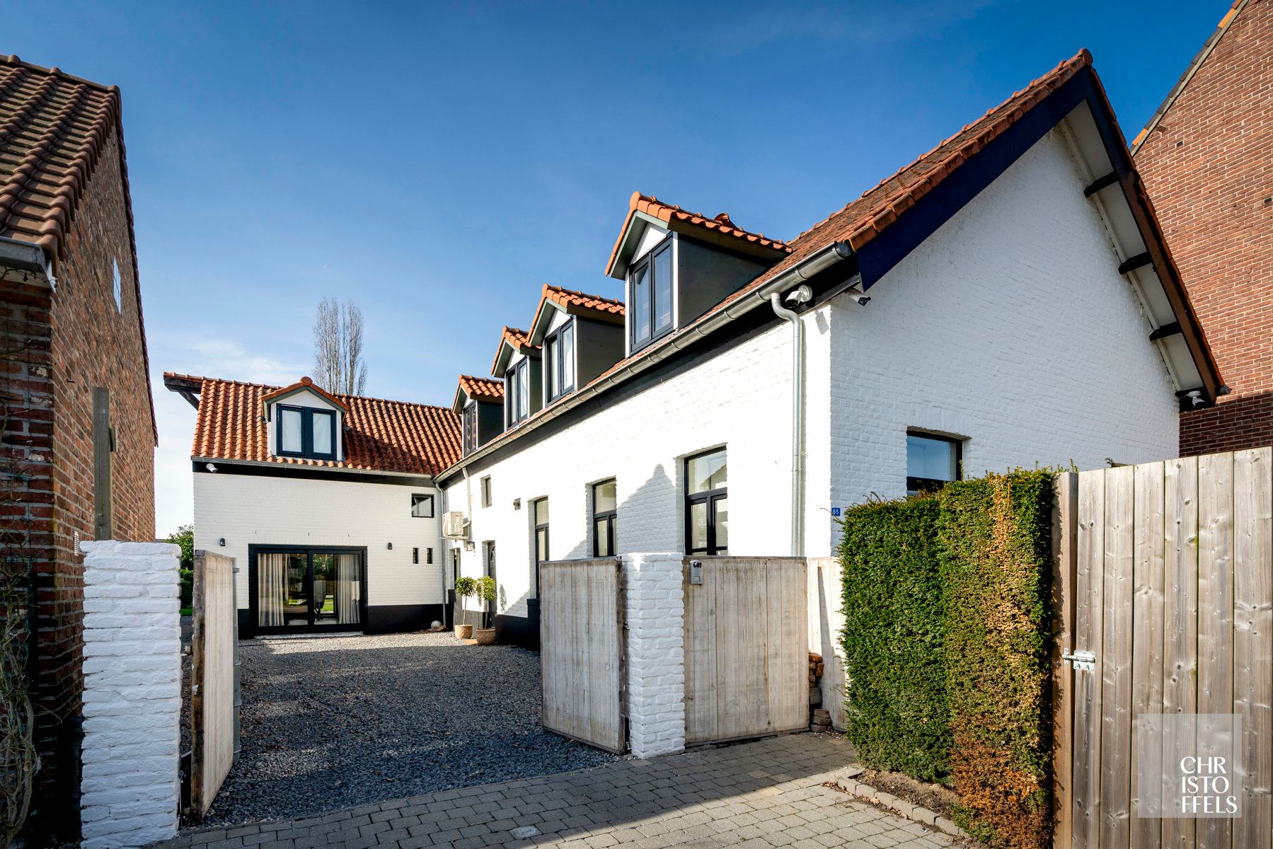Gerenoveerde langgevel hoeve op een perceel van 1.060 m²!  foto {{pictureIndex}}