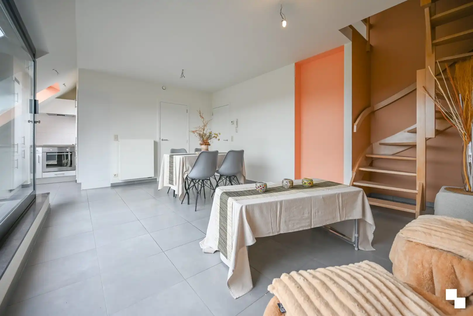 Duplex appartement met garage en twee staanplaatsen nabij centrum Izegem foto 3