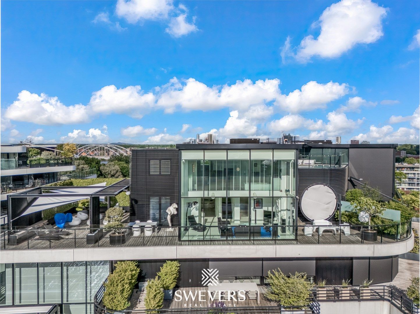 Exclusief penthouse ( 197 m2) met ruim terras ( 187 m2 ) en zwembad in residentie Zuidzicht te Hasselt foto {{pictureIndex}}
