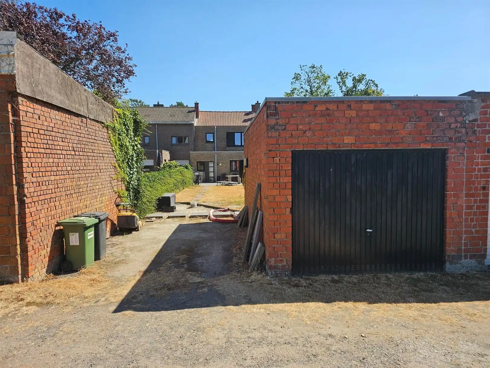 Verder af te werken rijwoning met tuin en garage. foto 8