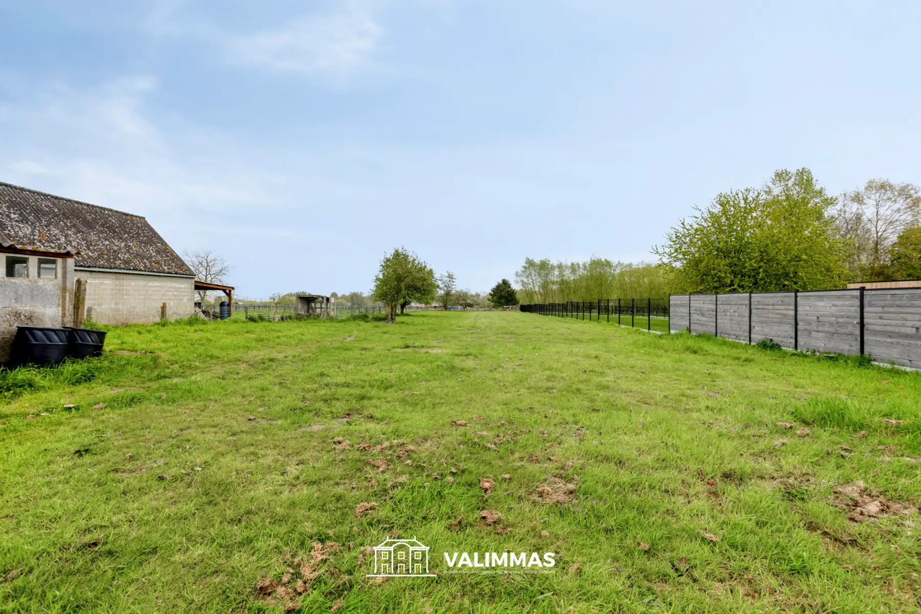 Een driegevelwoning met garage en grote tuin, op ± 26 are ! foto 20