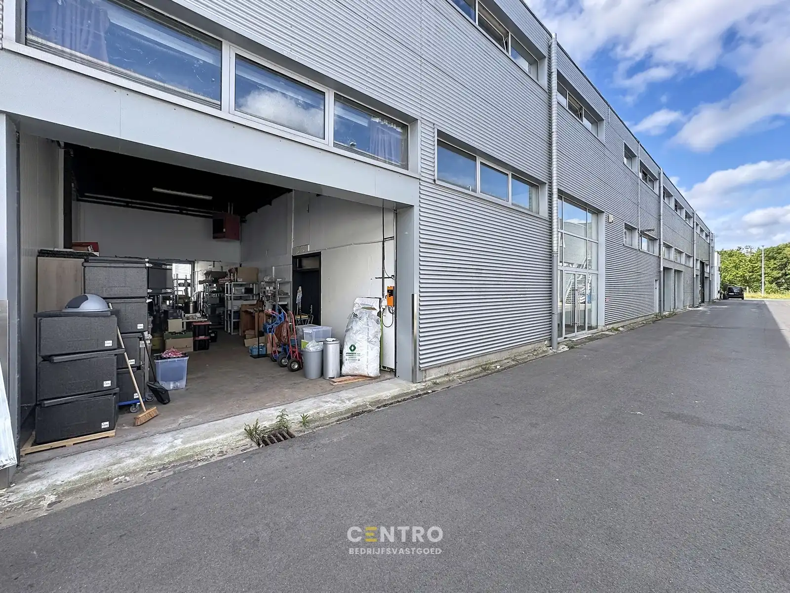 Instapklaar MAGAZIJN (50m²) met elektrische sectionaalpoort op een boogscheut van Brugge (Centrum). Parkeergelegenheid voor de deur. foto {{pictureIndex}}