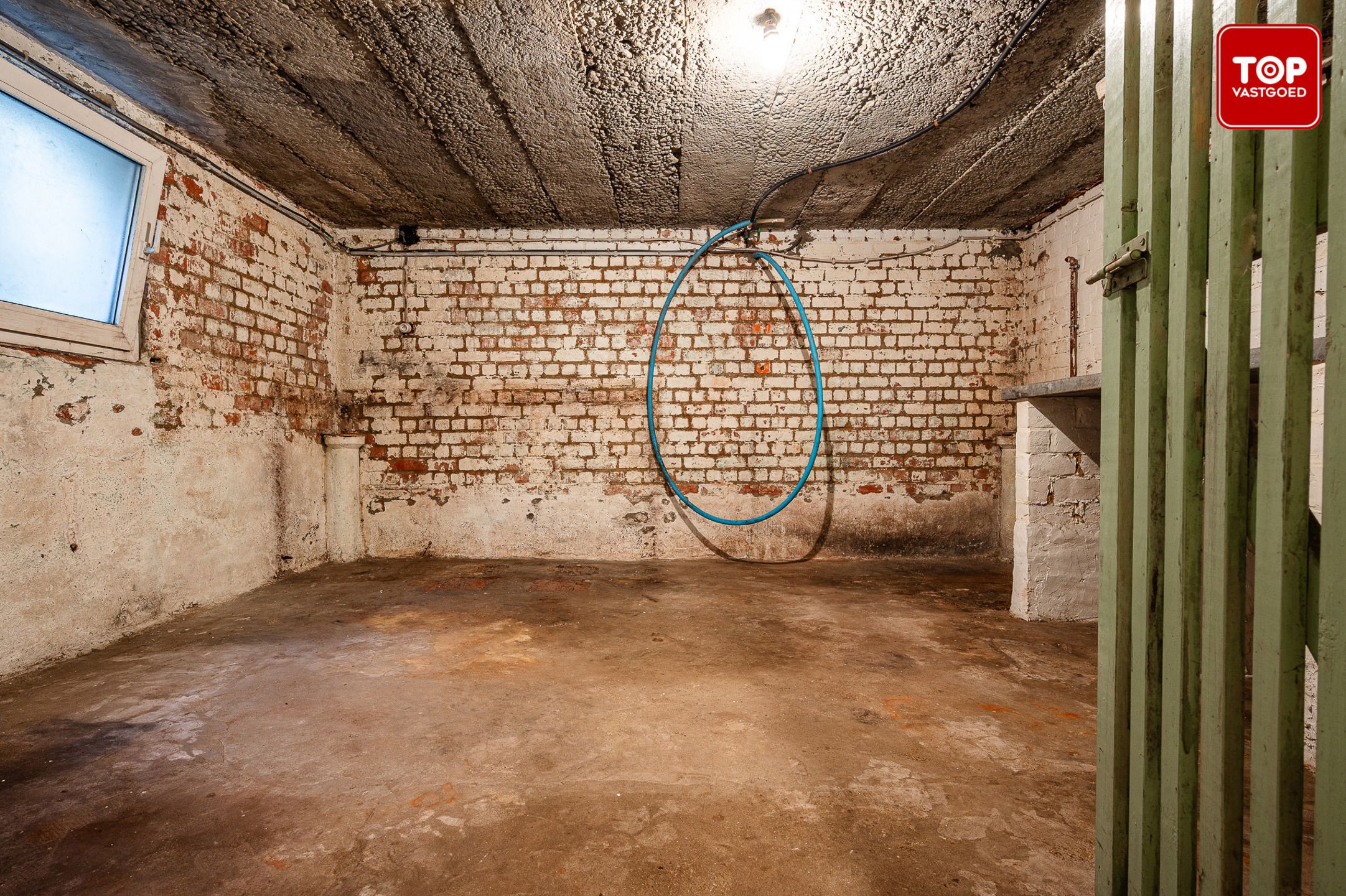 Te renoveren half open woning met tuin en garage. foto 25