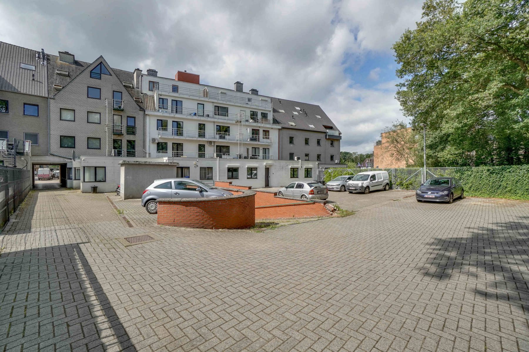 GERENOVEERD GELIJKVLOERS APP (102M2) MET 2 SLK TE GENK! foto 26