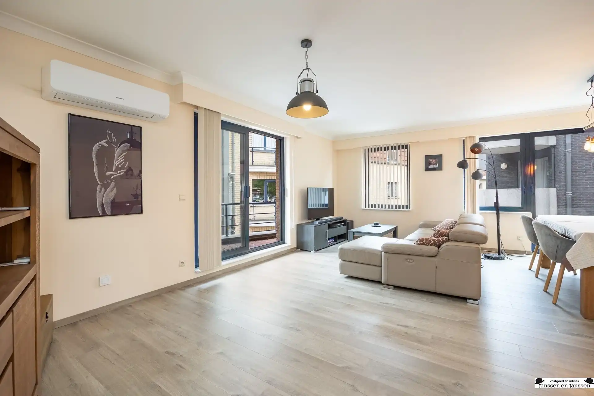 Lichtrijk instapklaar 2 kamer appartement in centrum Temse foto 3