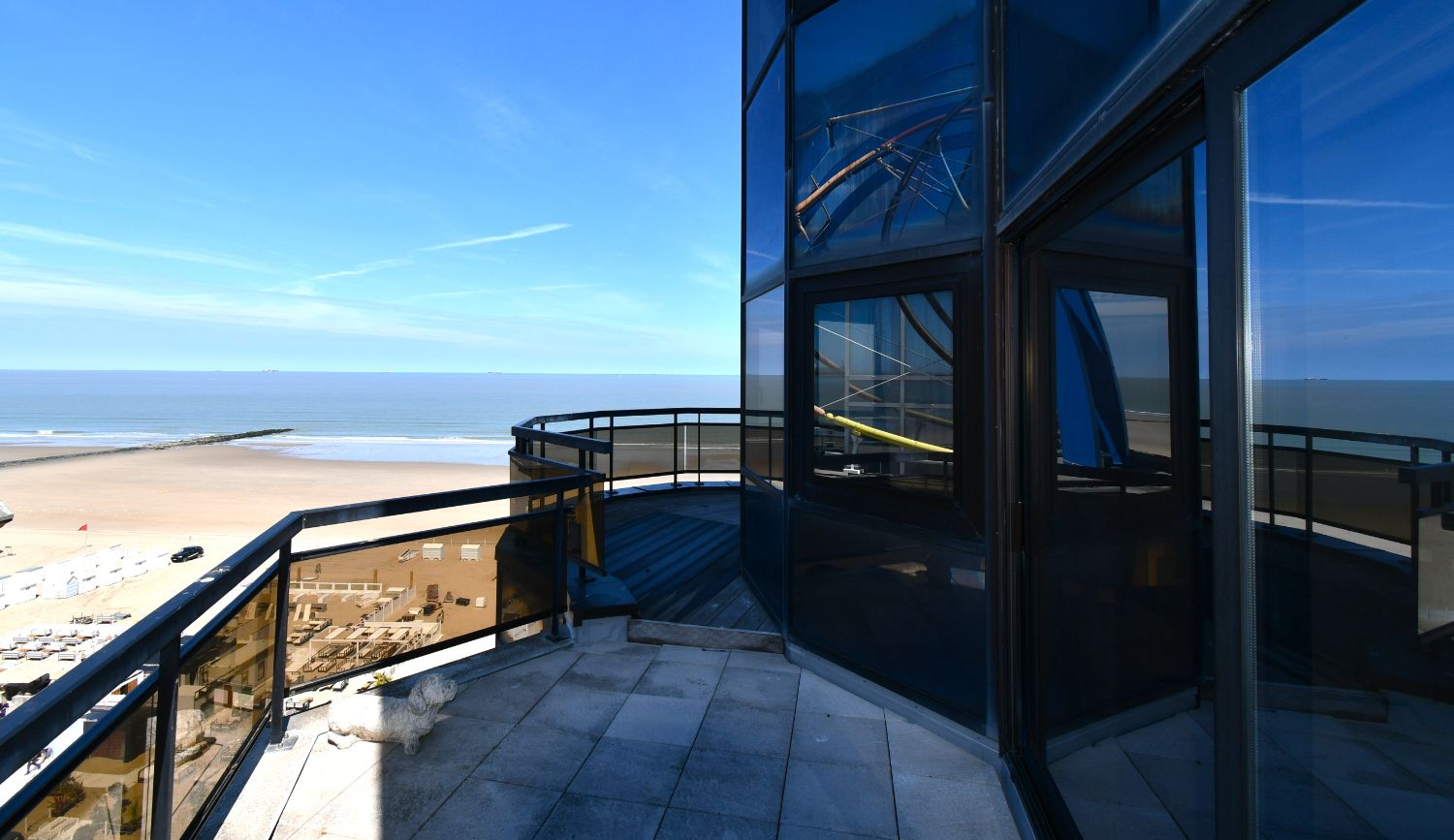 Gerenoveerd twee slaapkamer appartement met zowel frontaal zeezicht als zicht op het hinterland foto 4