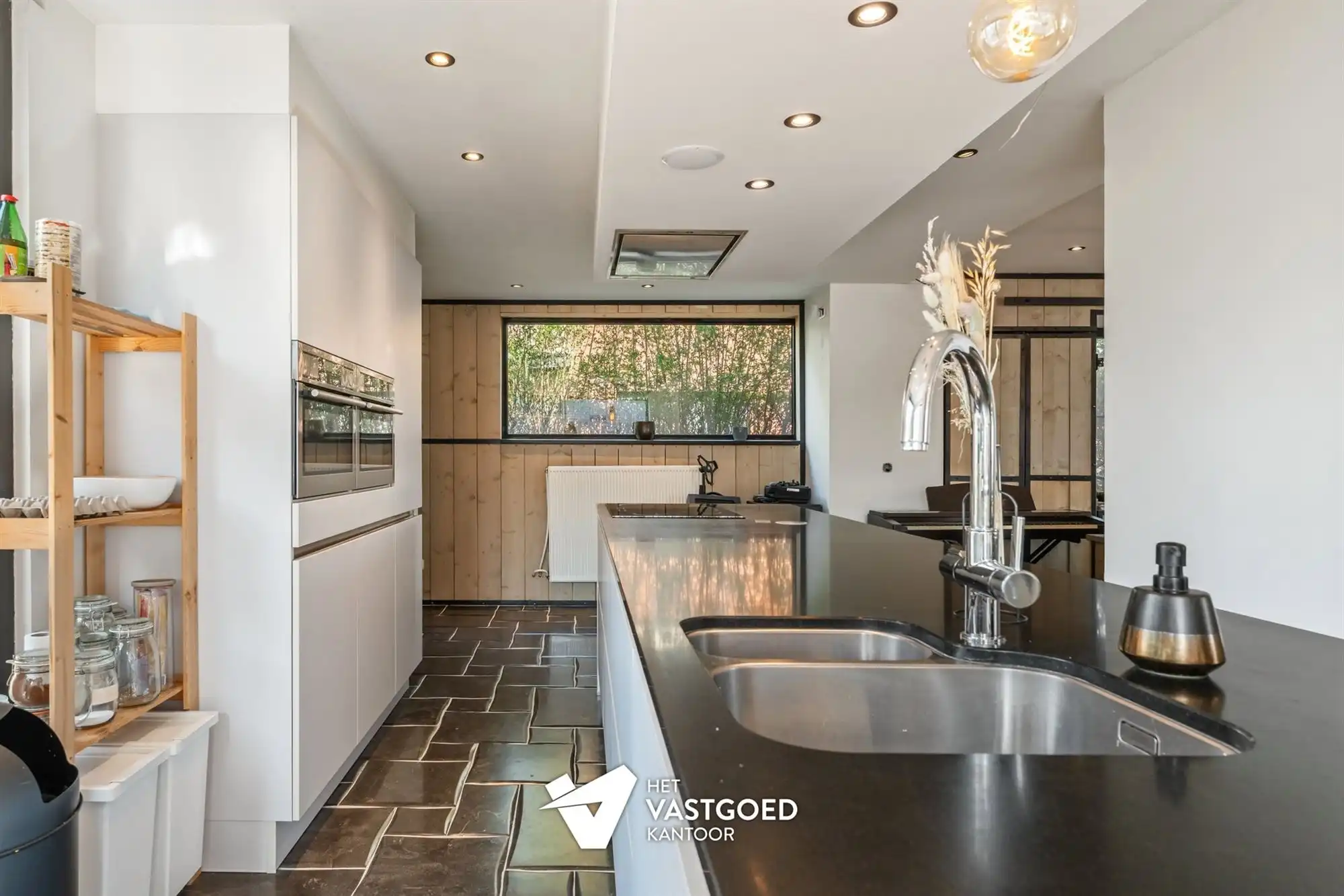 STIJLVOLLE GERENOVEERDE WONING GELEGEN OP EEN MOOI UITGESTREKT PERCEEL VAN 11A 64CA TE BEVERLO foto 10