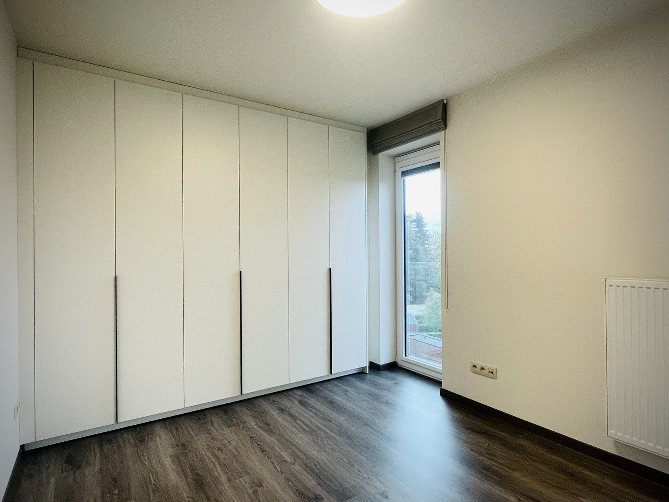 Modern 1 slpk. appartement op wandelafstand van het station en stadscentrum van Genk, met als extra troeven een apart ingericht bureau en groot terras met prachtig zicht. foto 7