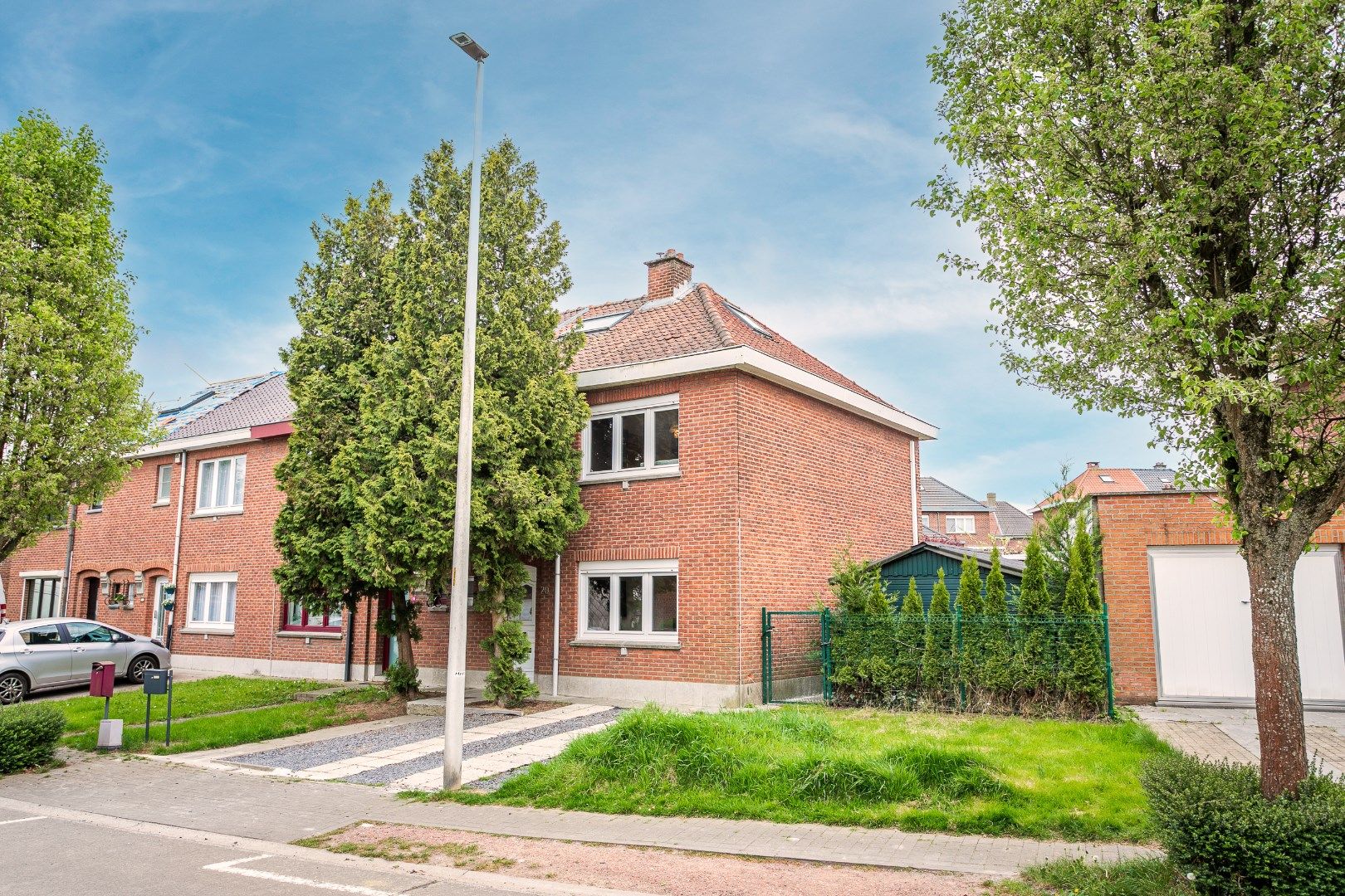 Hoofdfoto van de publicatie: Instapklare woning met tuin, 3 slpk. en autostaanplaatsen