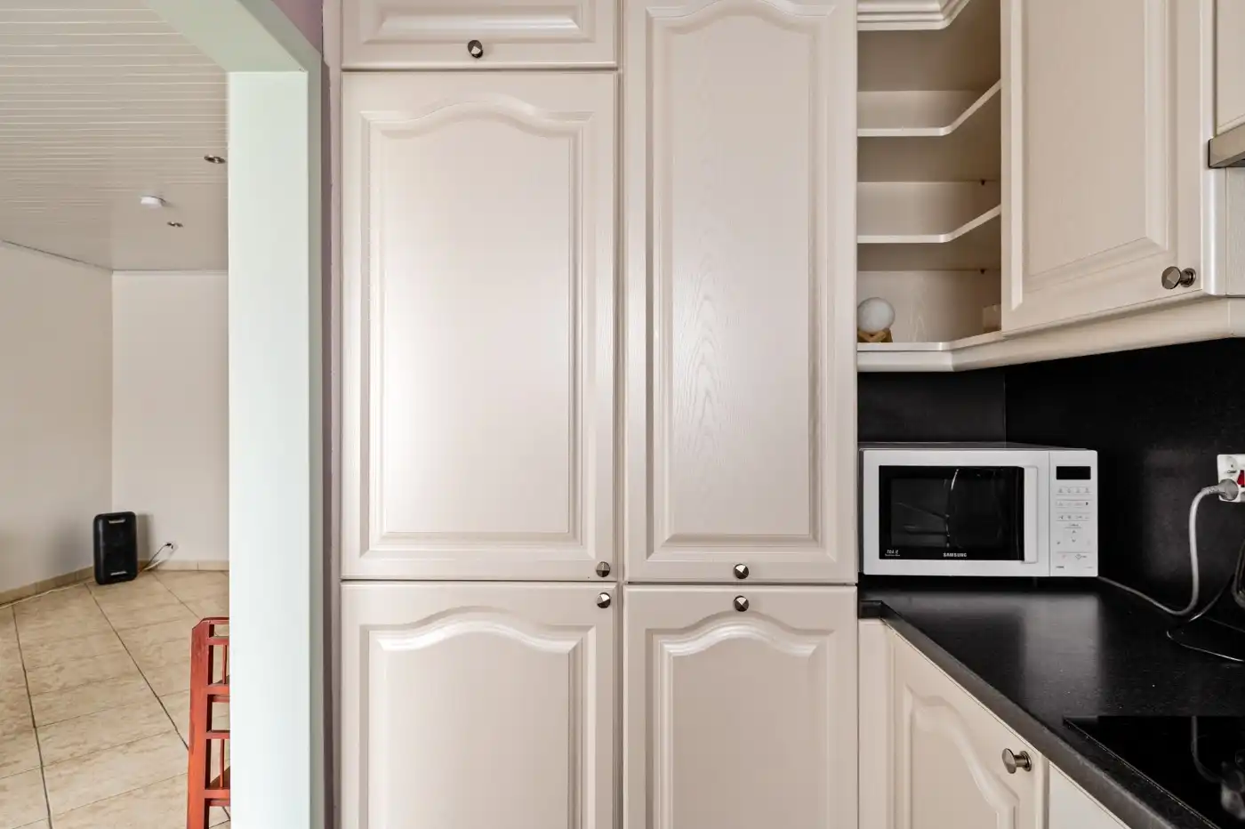 Keurig gelijkvloers appt. met 2 slpk., terras, voortuintje en garagebox foto 9