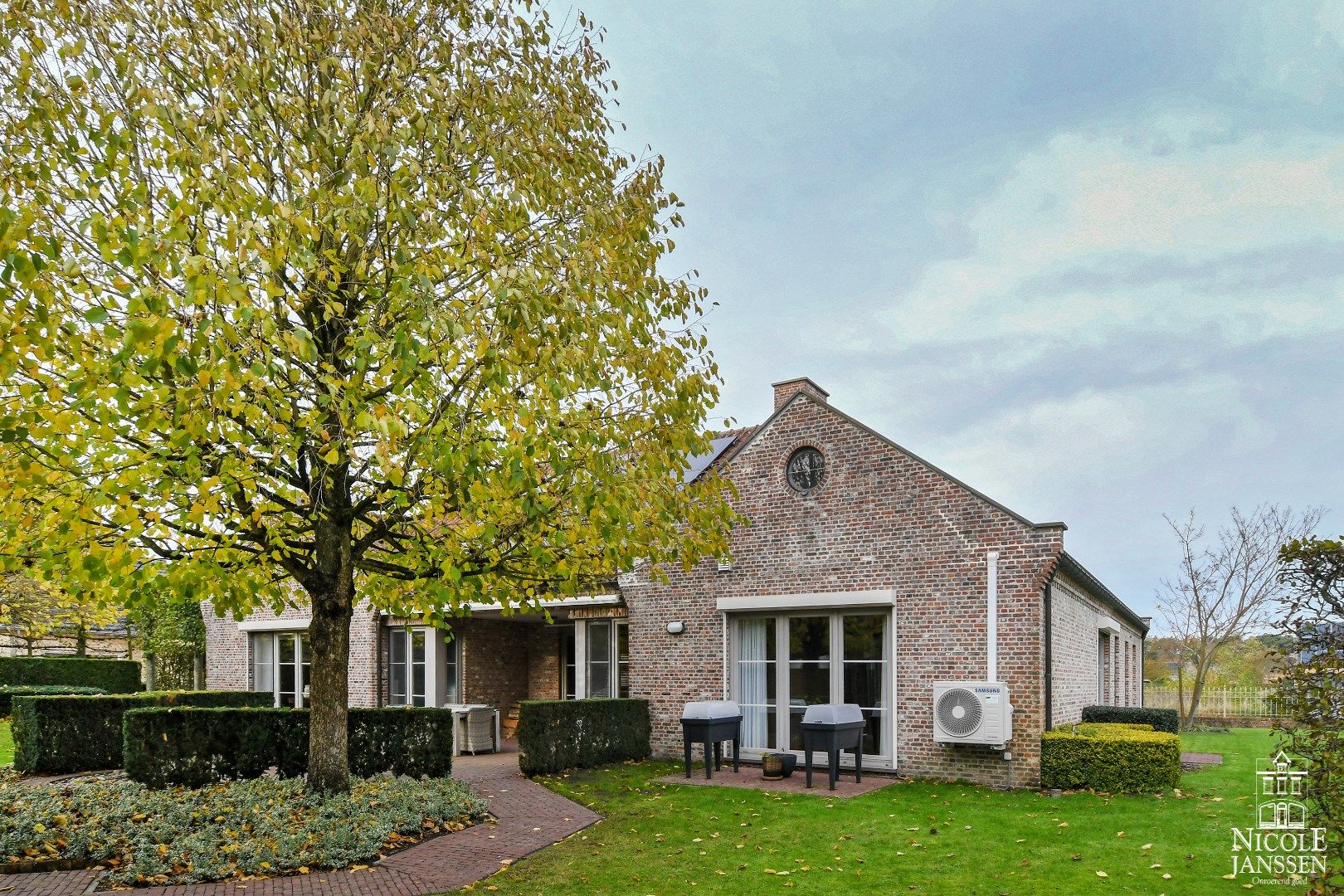 Instapklaar landhuis met tuin en interessant bijgebouw foto 34