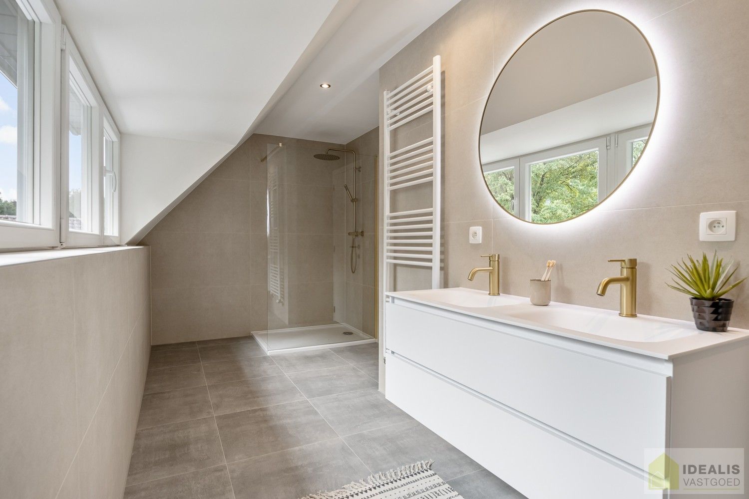 PRACHTIG GELEGEN EN INSTAPKLARE VILLA IN NIEUWBOUWSTAAT! foto 33