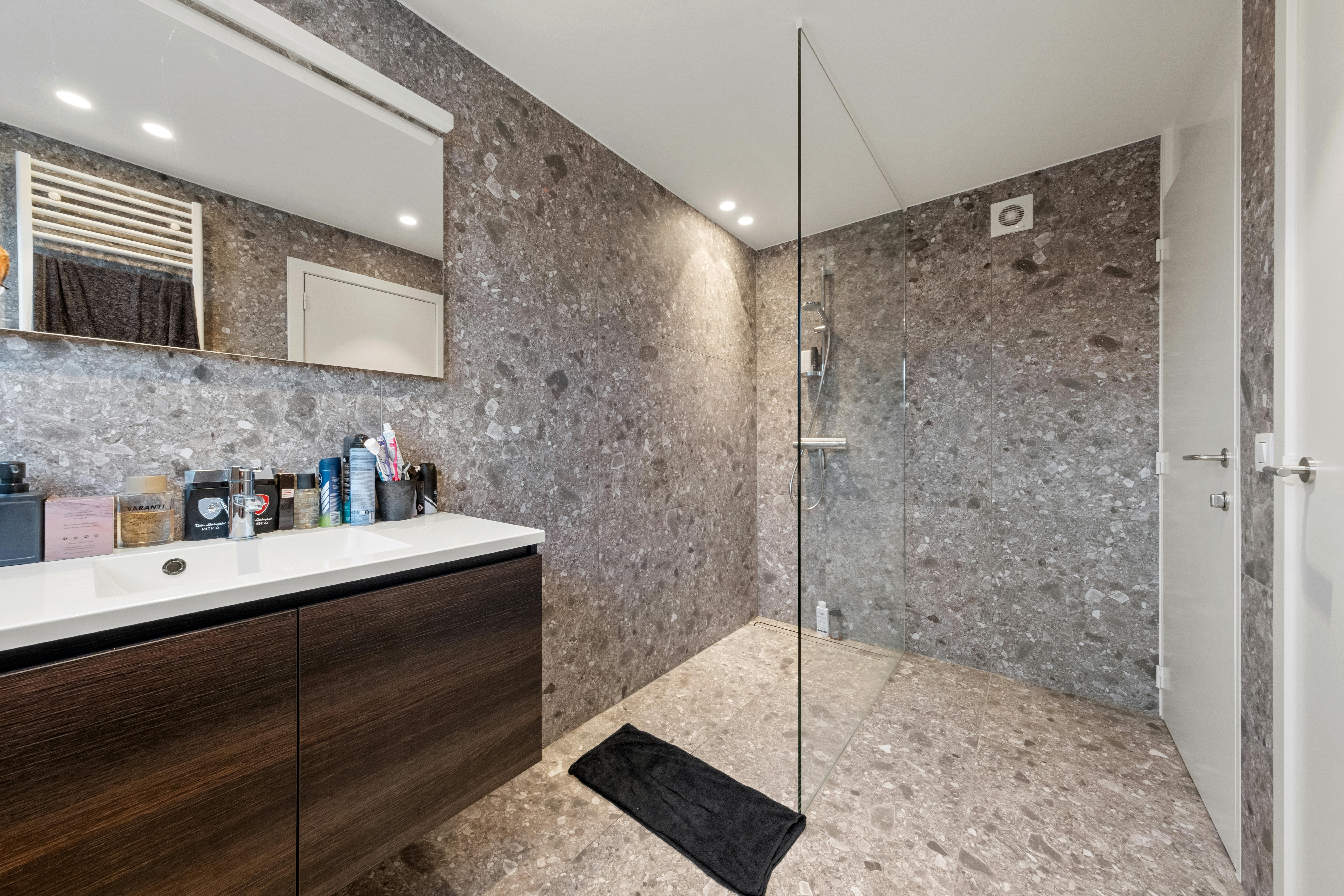 Instapklaar éénslaapkamerappartement met garage te koop foto 8