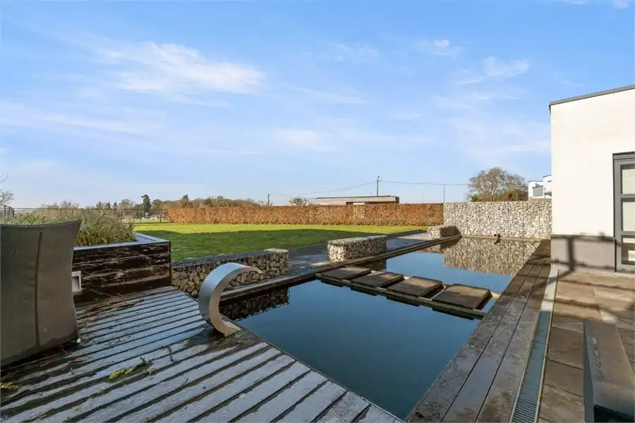 STIJLVOLLE OPEN BEBOUWING MET 3 SLKS OP EEN KNAP PERCEEL foto 6