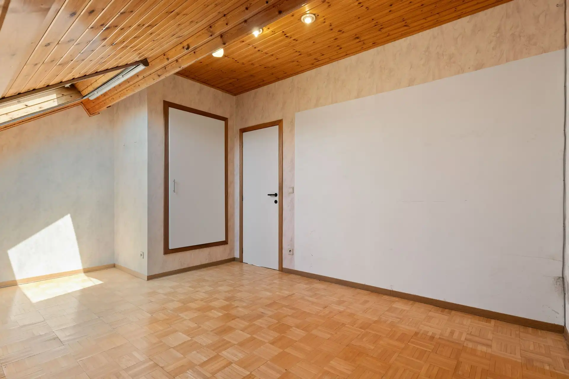 Handelspand met bovenliggende woonst te centrum Stekene foto 15