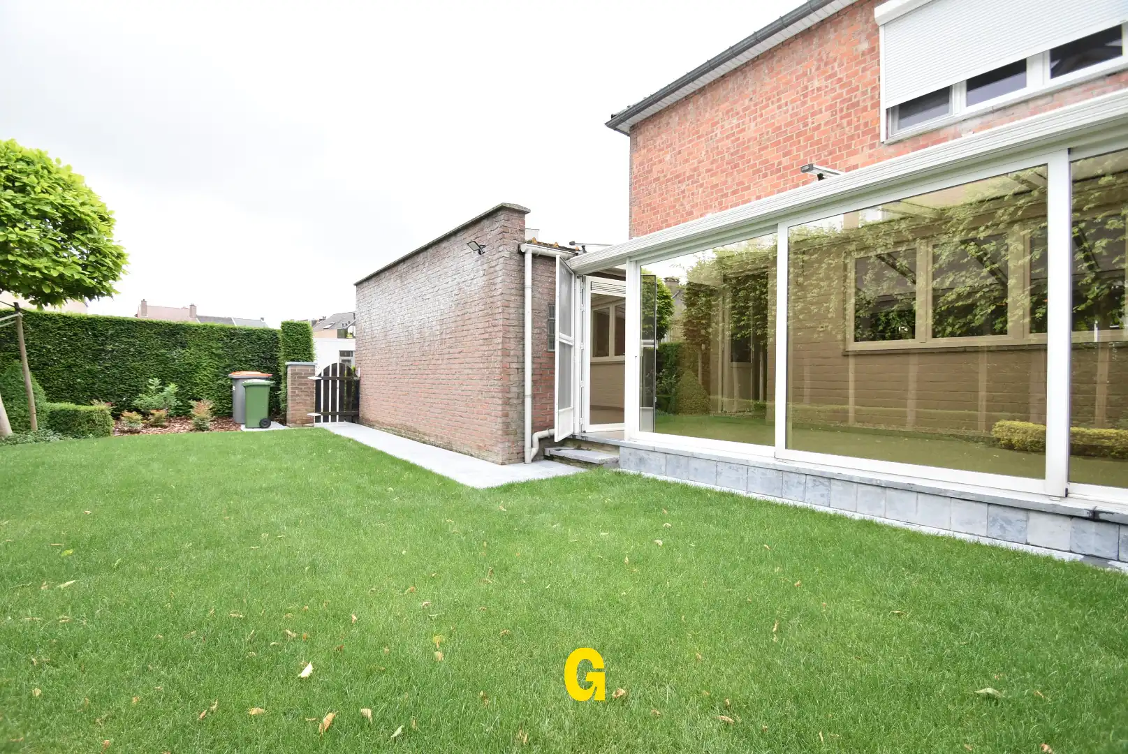 Halfopen woning met drie slaapkamers, tuin en twee garages in hartje Bilzen foto 16