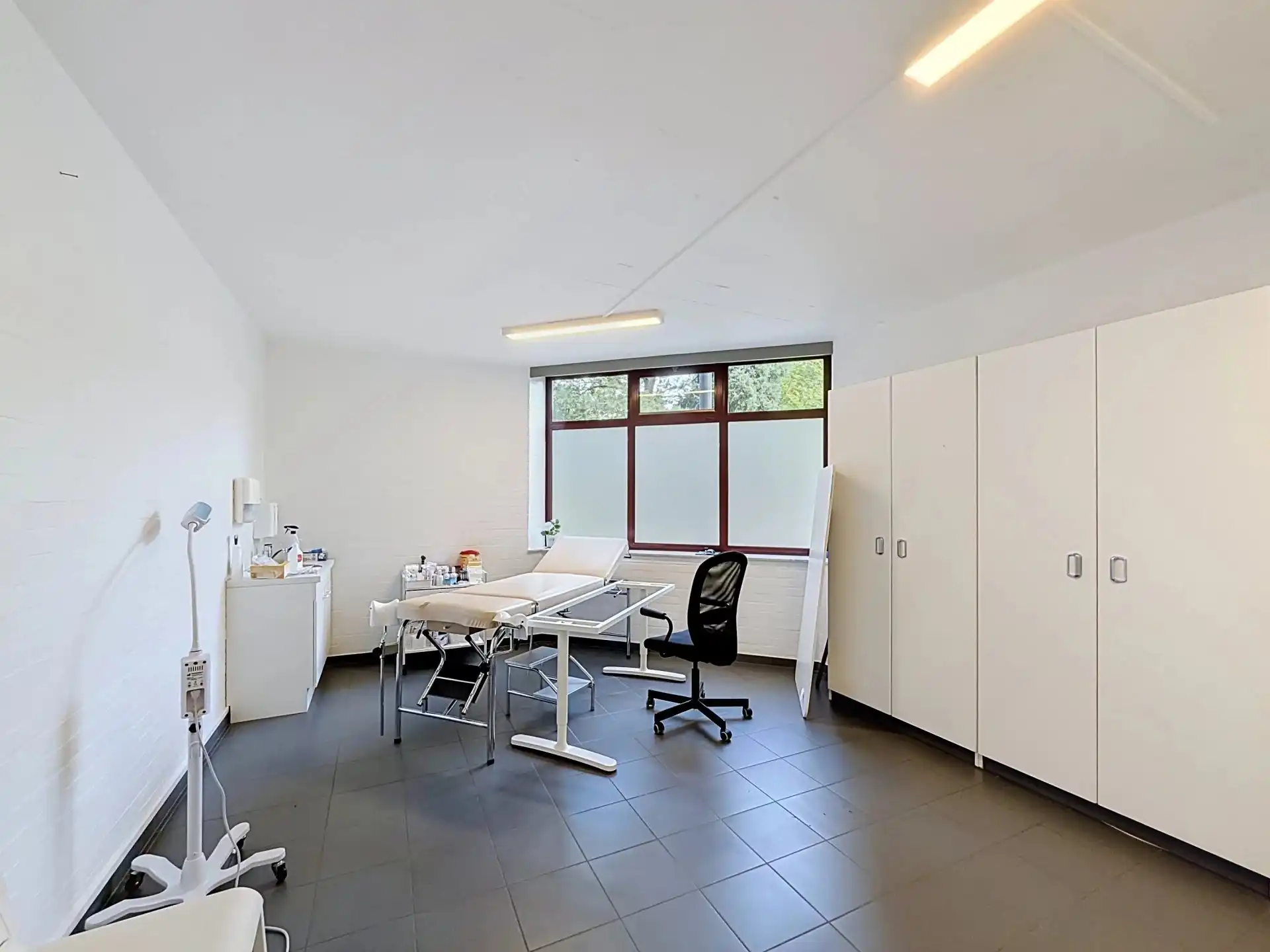 Ruime handels- en praktijkruimte van 170 m² te huur in Mol foto 10