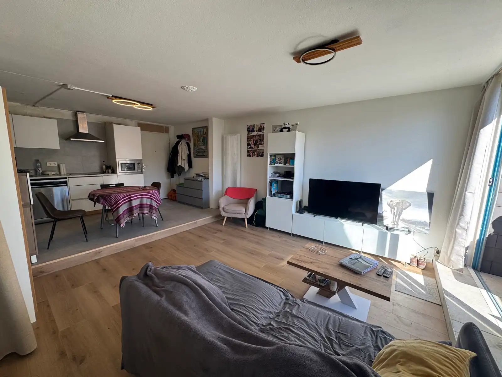 Lichtrijke studio met terras en parking in "Les Venelles" foto 3