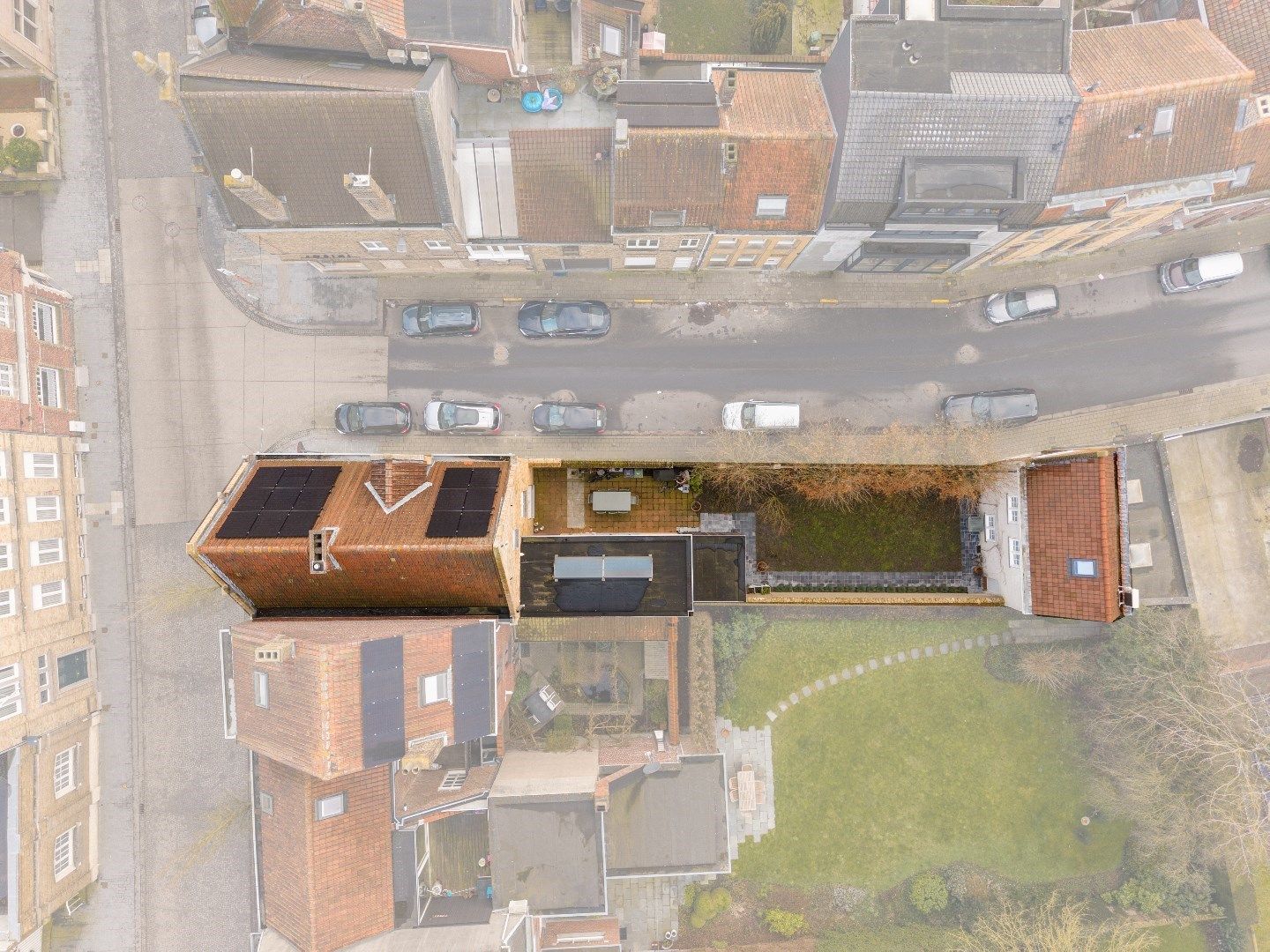 Authentieke volledig gerenoveerde herenwoning met zuidwest gerichte tuin en garage in het hartje van Ieper. foto 40