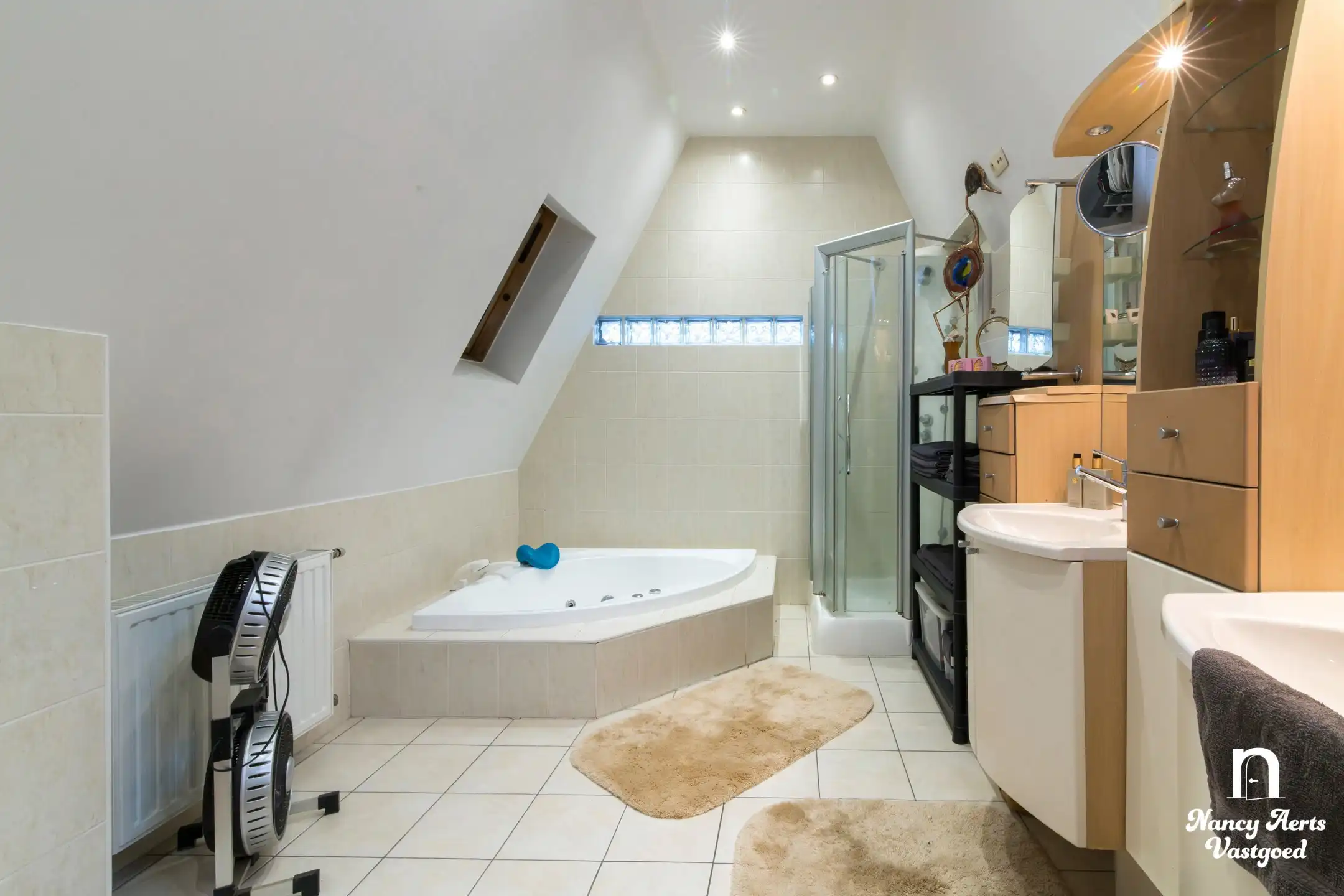 Veelzijdige woning met royale ruimtes en zwembad foto 14