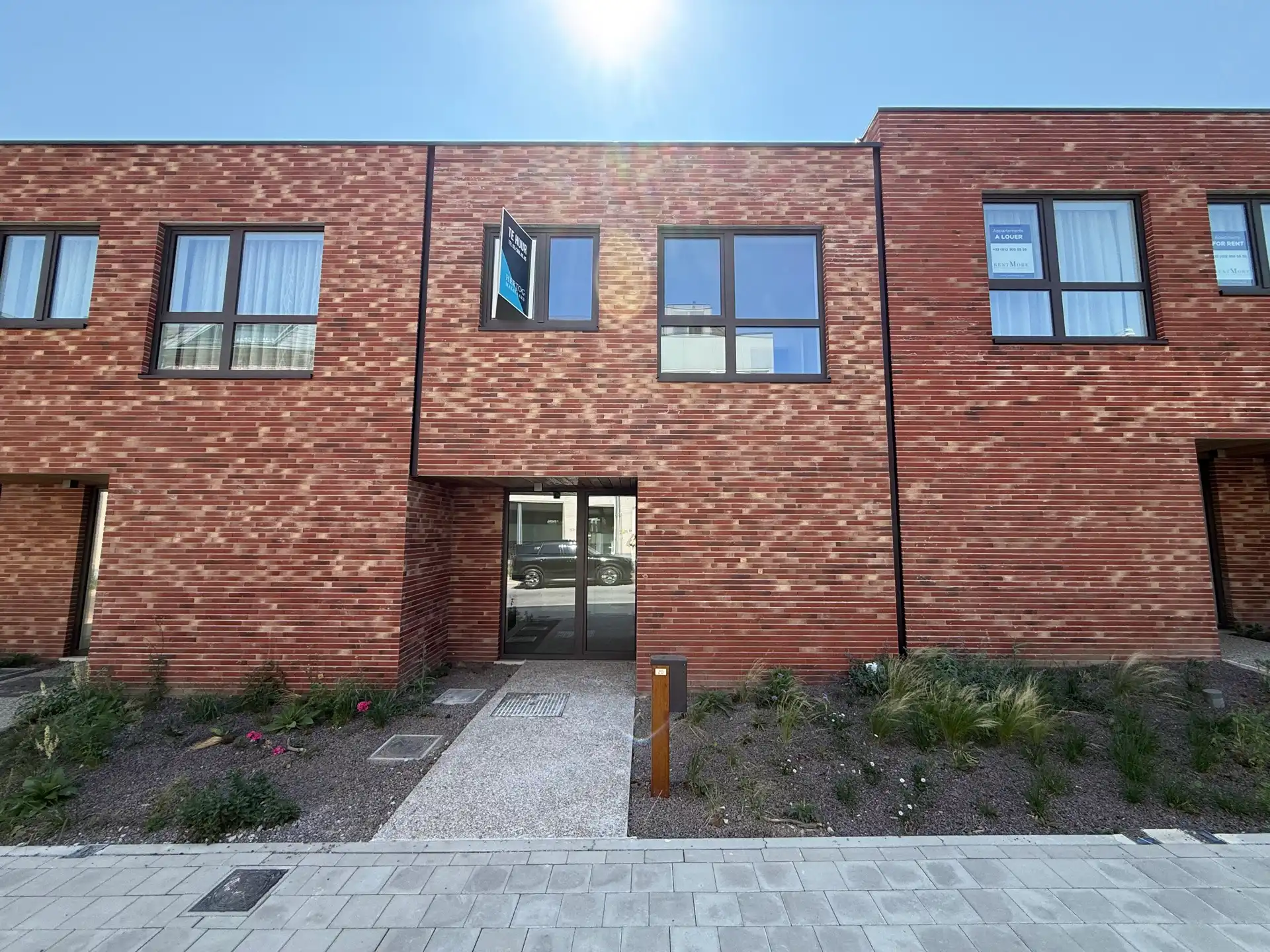 Nieuwbouwwoning met 3 slaapkamers, tuin en carport foto {{pictureIndex}}