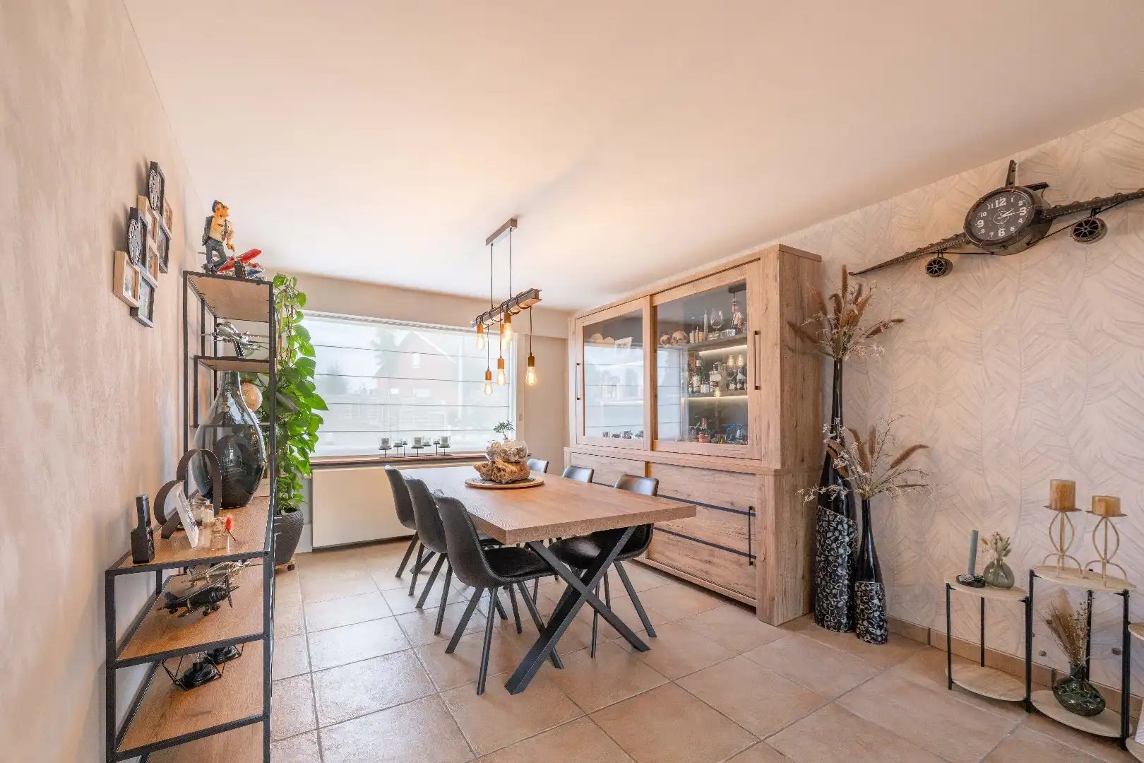 VERRASSEND RUIME, INSTAPKLARE WONING MET 2 GARAGES TE PITTEM foto 4