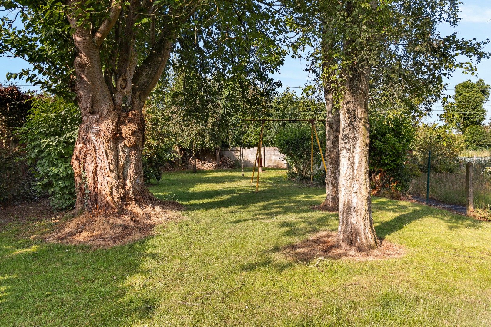 Karaktervolle voormalige dokterswoning met praktijkruimte, lift, dubbele garage, 5 SLPK. en grote tuin foto 19