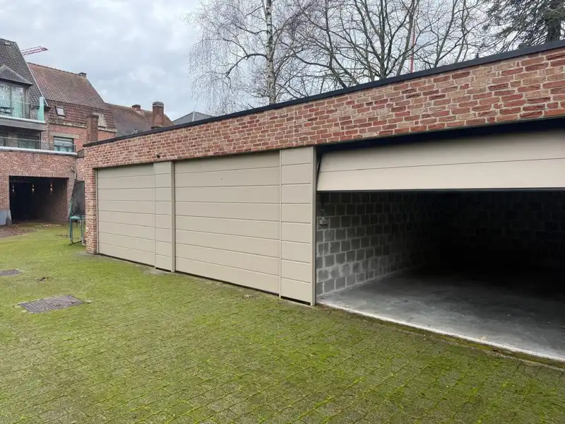 Garage te huur gelegen in het centrum van Wakken. foto {{pictureIndex}}