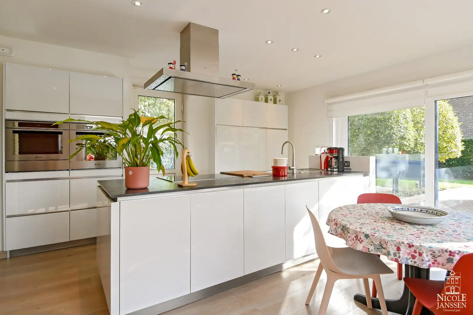 Vrijstaande, ruime gezinswoning op een royaal perceel met grote kelder en paardenstal foto 17