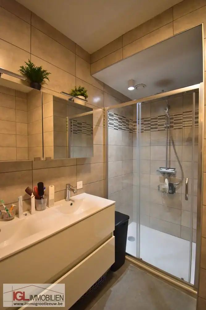 Modern gelijkvloersappartement met 2 slaapkamers en 2 staplaatsen te huur in Sint-Pieters-Leeuw foto 6