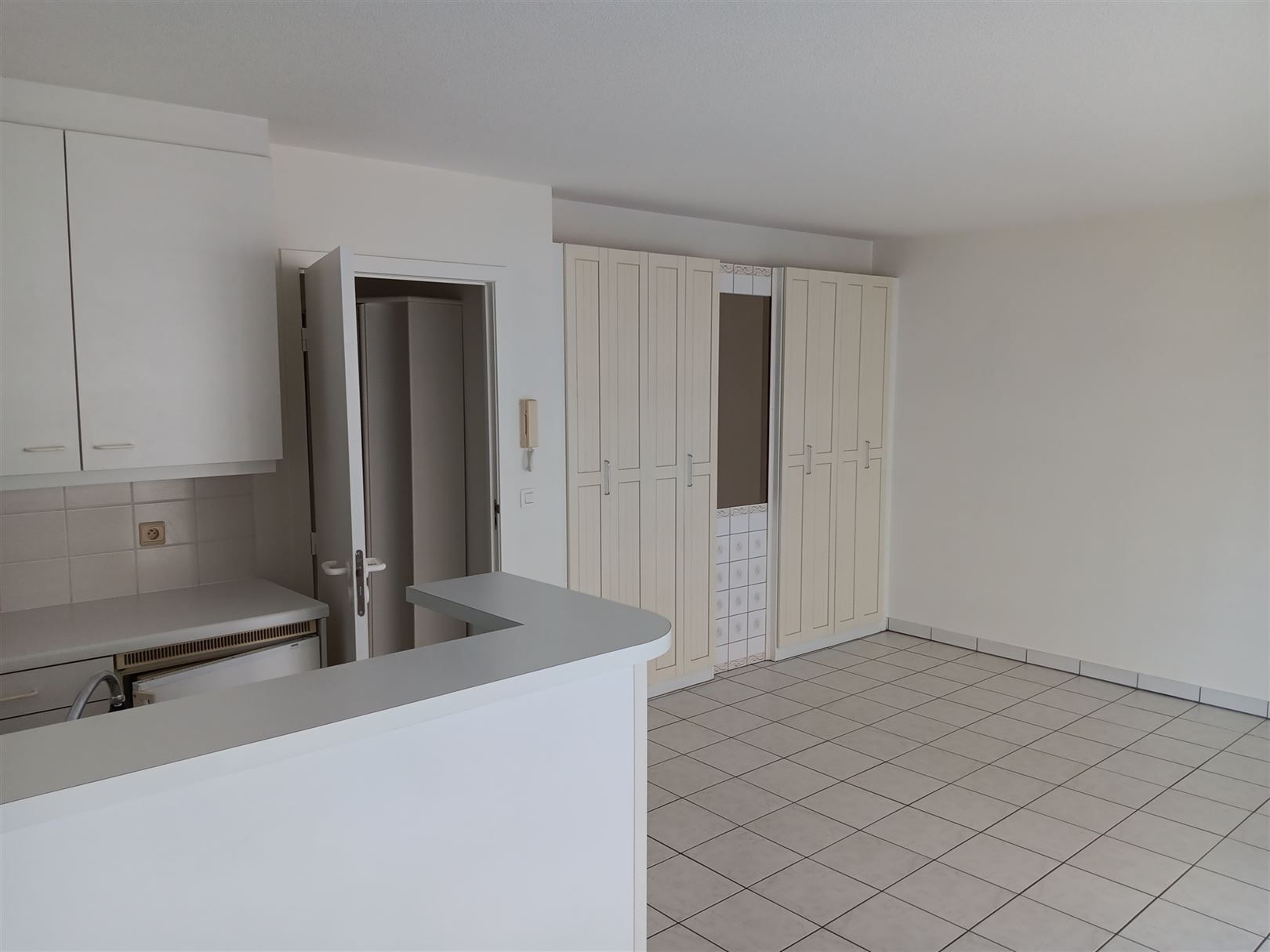 Appartement inclusief binnen parking foto {{pictureIndex}}