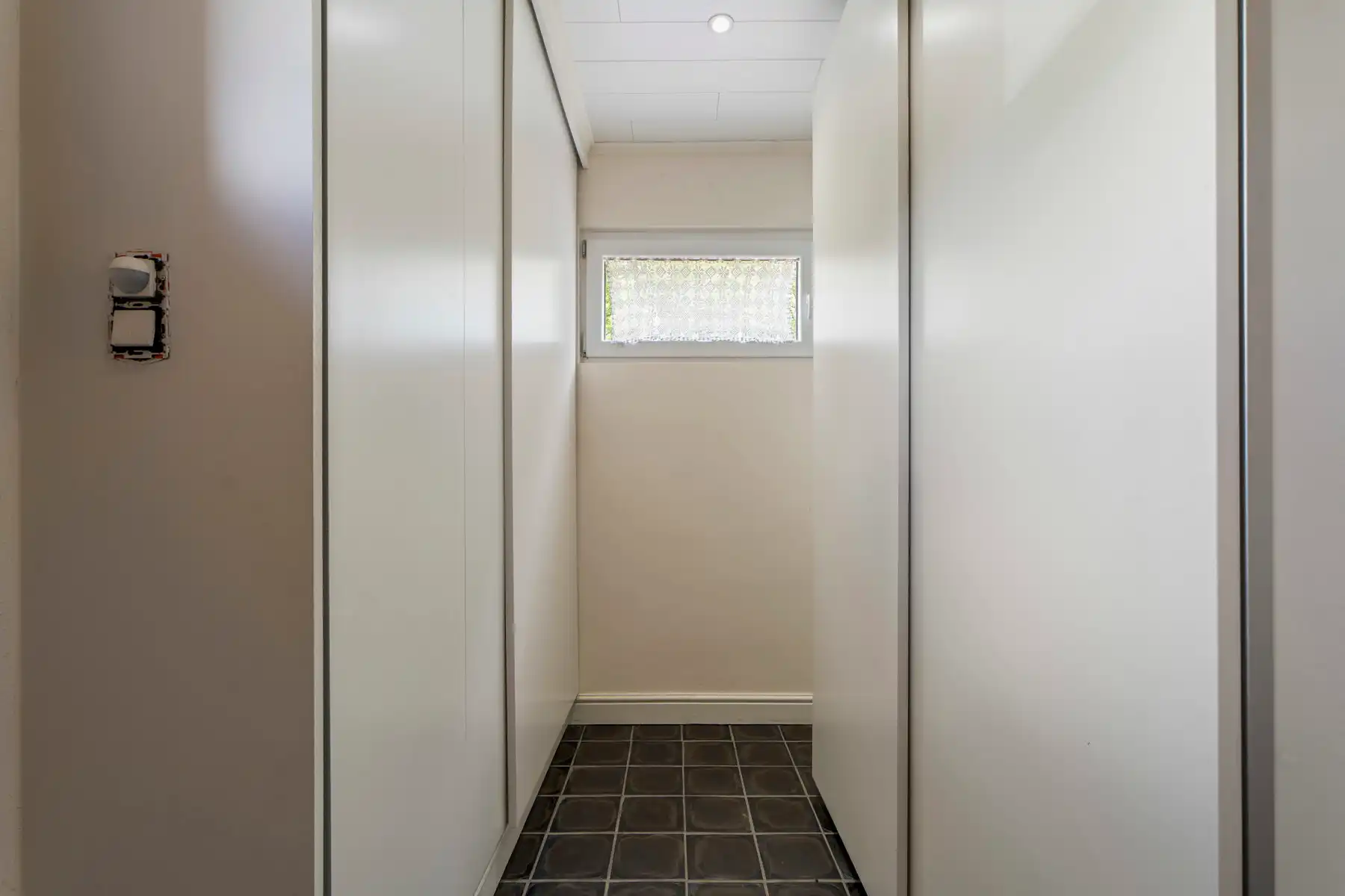 Stijlvolle, instapklare woning met moderne afwerking en gezellige tuin in Genk foto 12