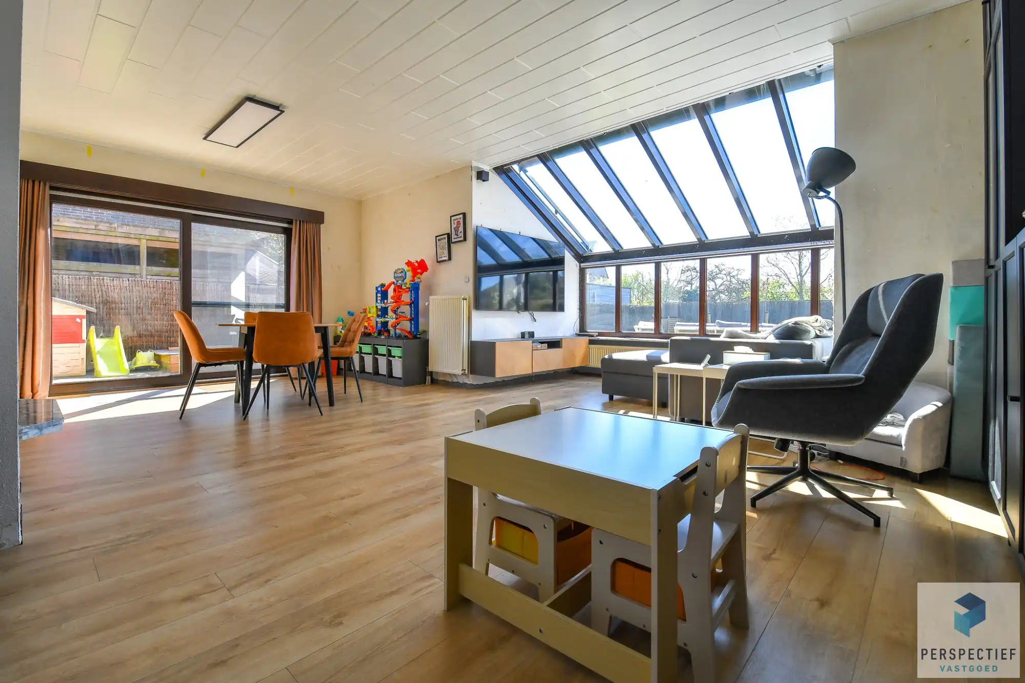 Centraal gelegen ruime woning met 3 slaapkamers - garage en grote tuin op 615 m² foto 7