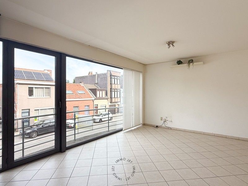Ruim duplexappartement met terras en garage in Beveren foto 2