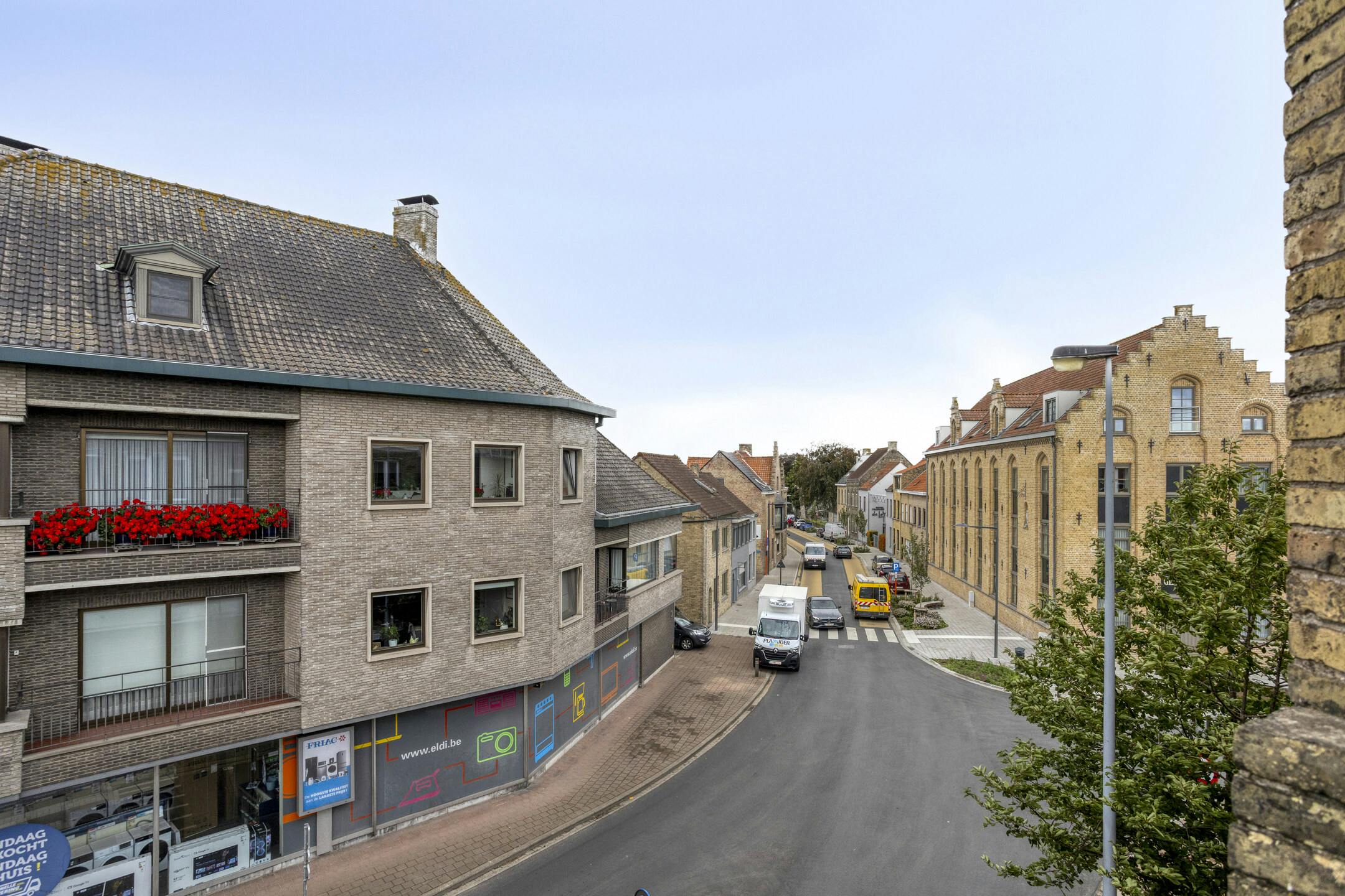 Pand met 2 gerenoveerde appartementen en winkel te Veurne. foto 33