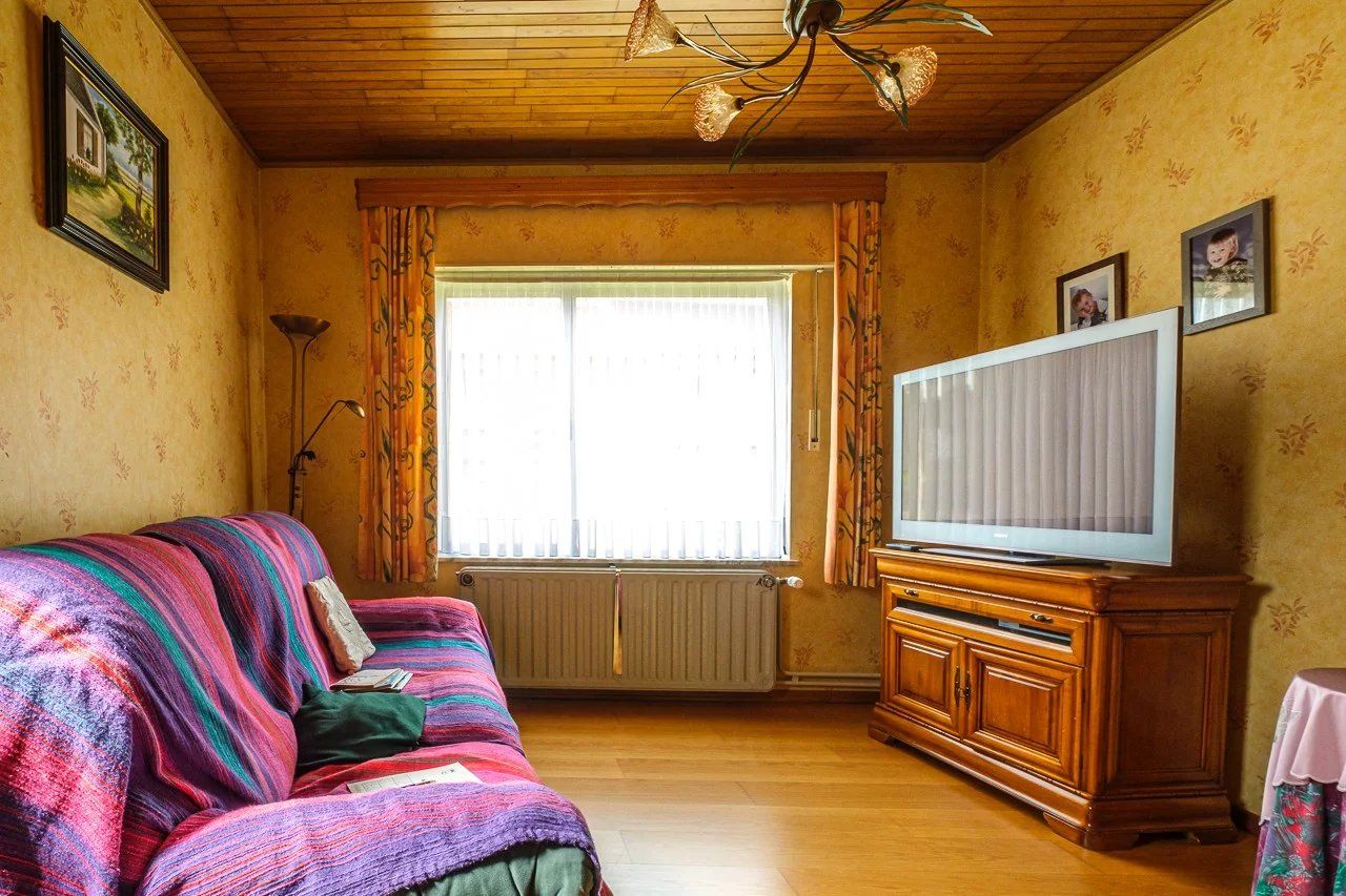Ruime, op te knappen villa met handelsruimte foto 19