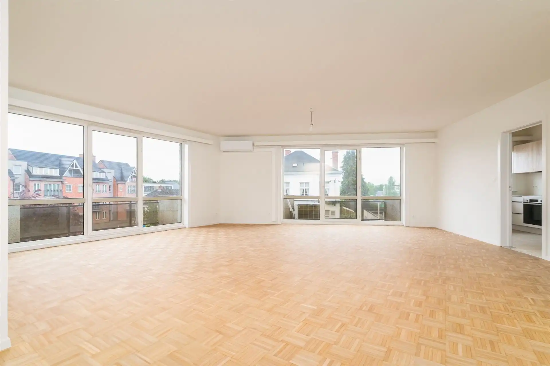 Lichtrijk 3 slpk appartement met balkon en autostaanplaats foto 2