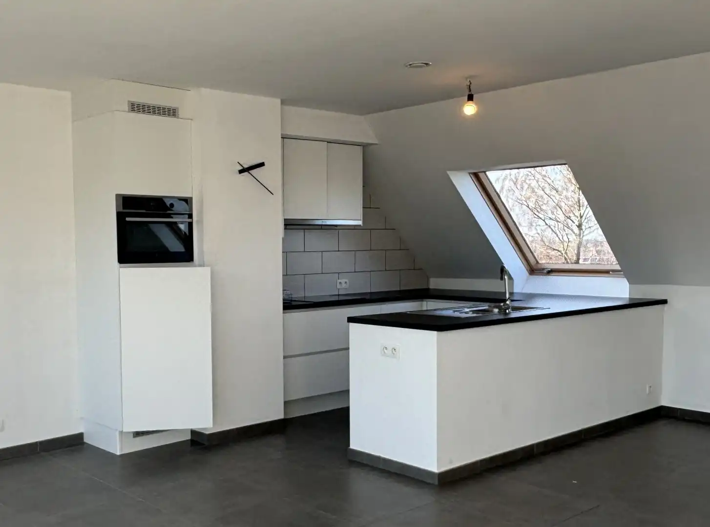 KWALITATIEF AFGEWERKT DAKAPPARTEMENT MET 2 SLAAPKAMERS, GARAGEBOX EN AUTOSTAANPLAATS foto 5