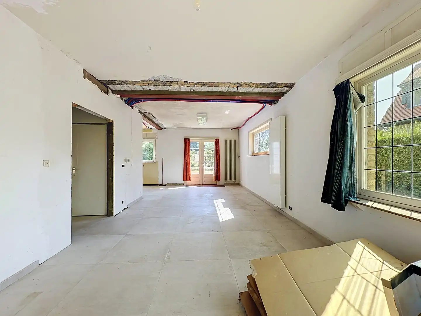 Welgelegen alleenstaande villa met opknapwerk. foto 5