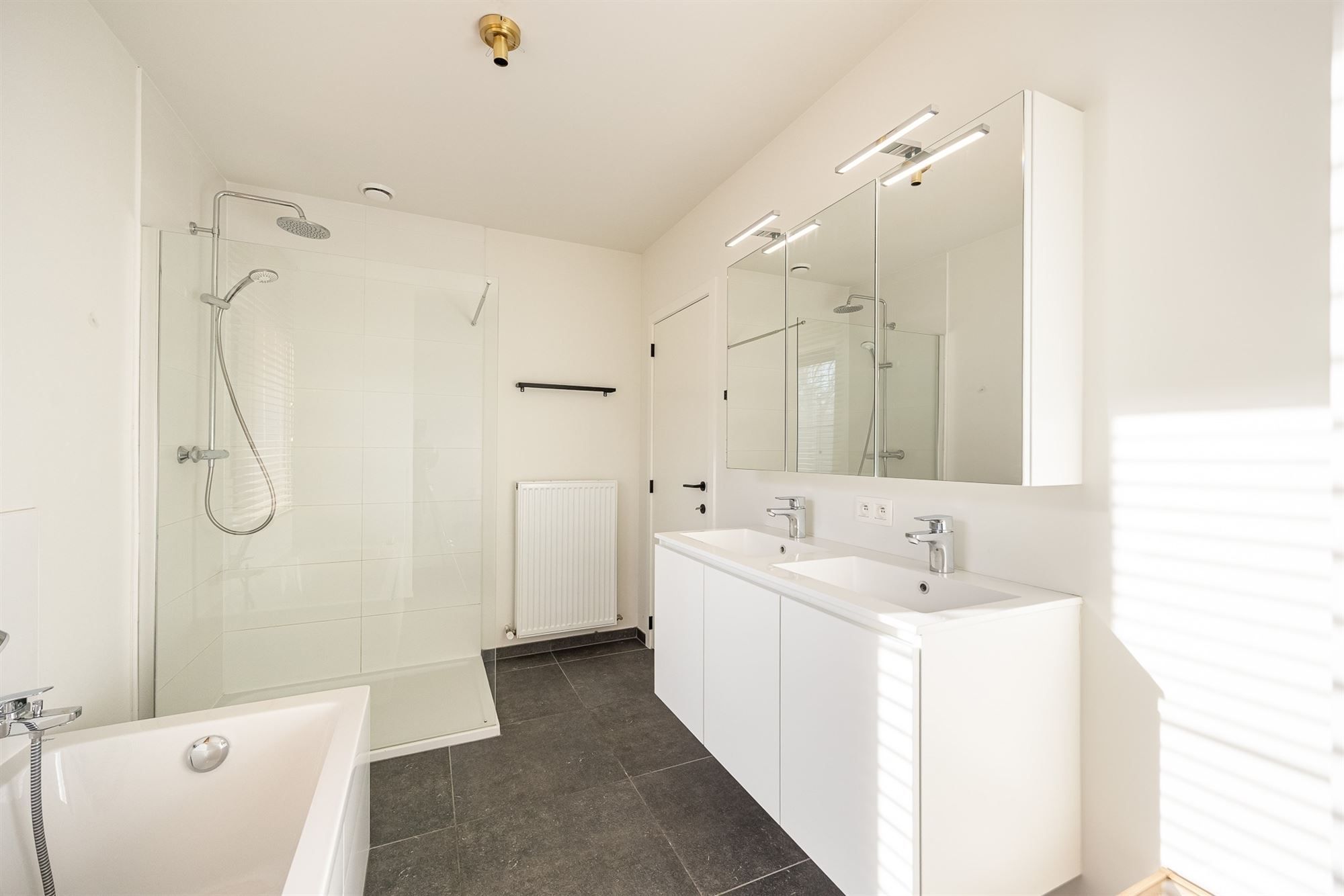 Instapklare woning met 3 slaapkamers en ruime tuin foto 16