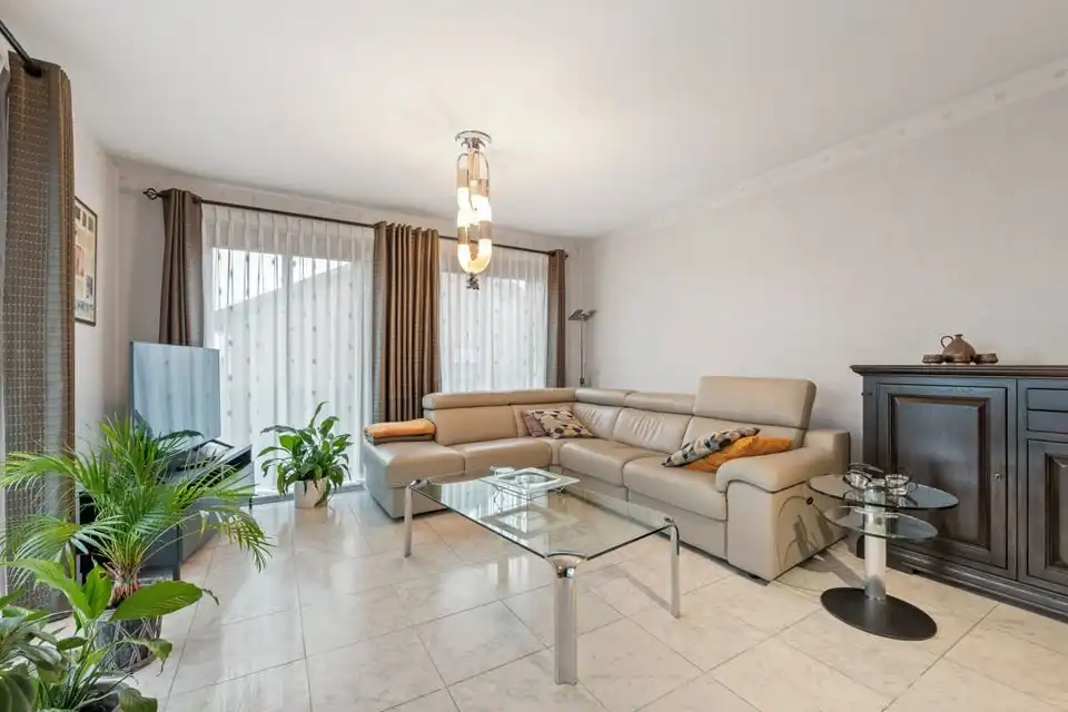 RUIME GELIJKVLOERSE GEZINSWONING OP EEN UITZONDERLIJK PERCEEL IN KORTENAKEN foto 9