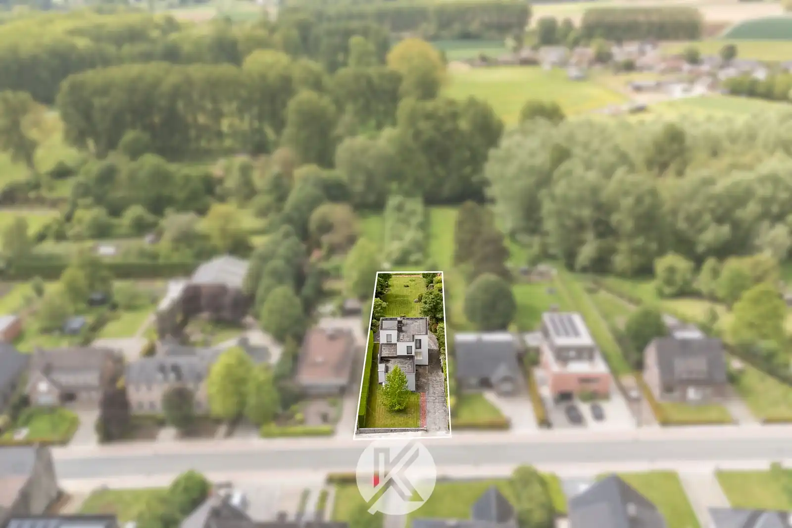 Ruime gezinswoning met prachtige tuin foto 2