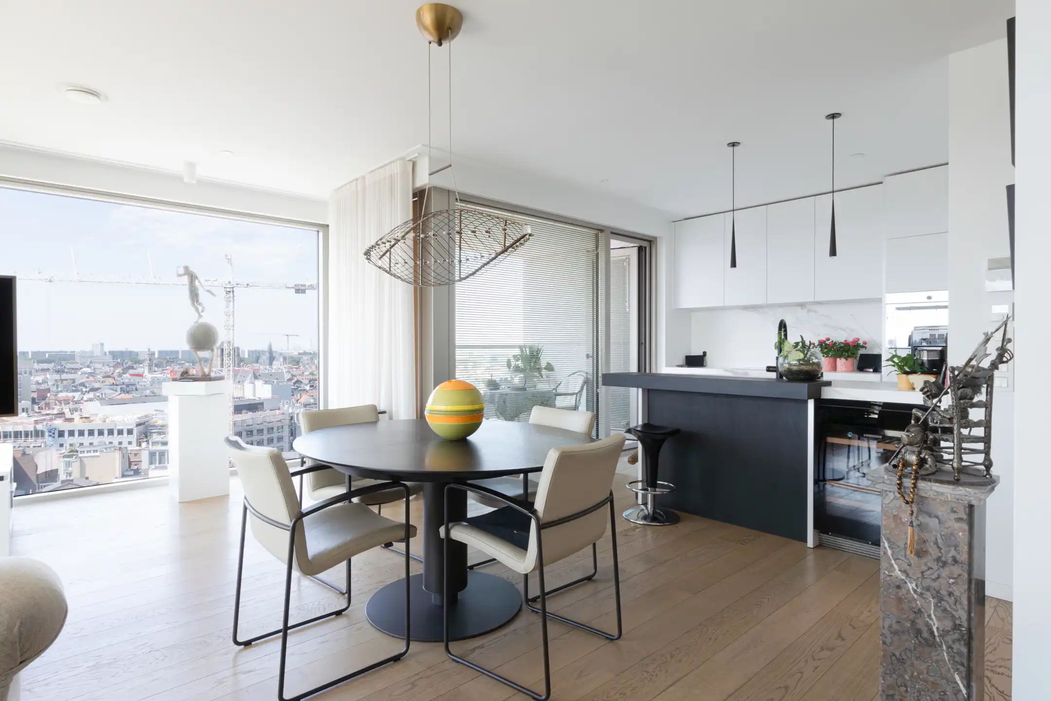 ANTWERPEN CENTRUM - Hoekappartement met panoramisch zicht foto {{pictureIndex}}