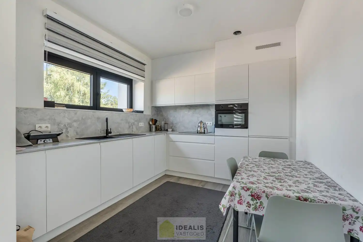IDEALIS VASTGOED – AANGENAME INSTAPKLARE ÉÉNGEZINSWONING NABIJ HET CENTRUM VAN HEPPEN (LEOPOLDSBURG)! De woning omvat 141m² netto bewoonbare oppervlakte met een fijne leefruimte, 3 slaapkamers, eetkamer, dressing en badkamer!! Zeer geschikt voor kandidaten op zoek naar een instapklare woning met een vlotte bereikbaarheid van woonkernen als Heppen, Leopoldsburg, Beringen en Ham, tevens een vlotte verbinding naar autosnelweg E314! foto 8