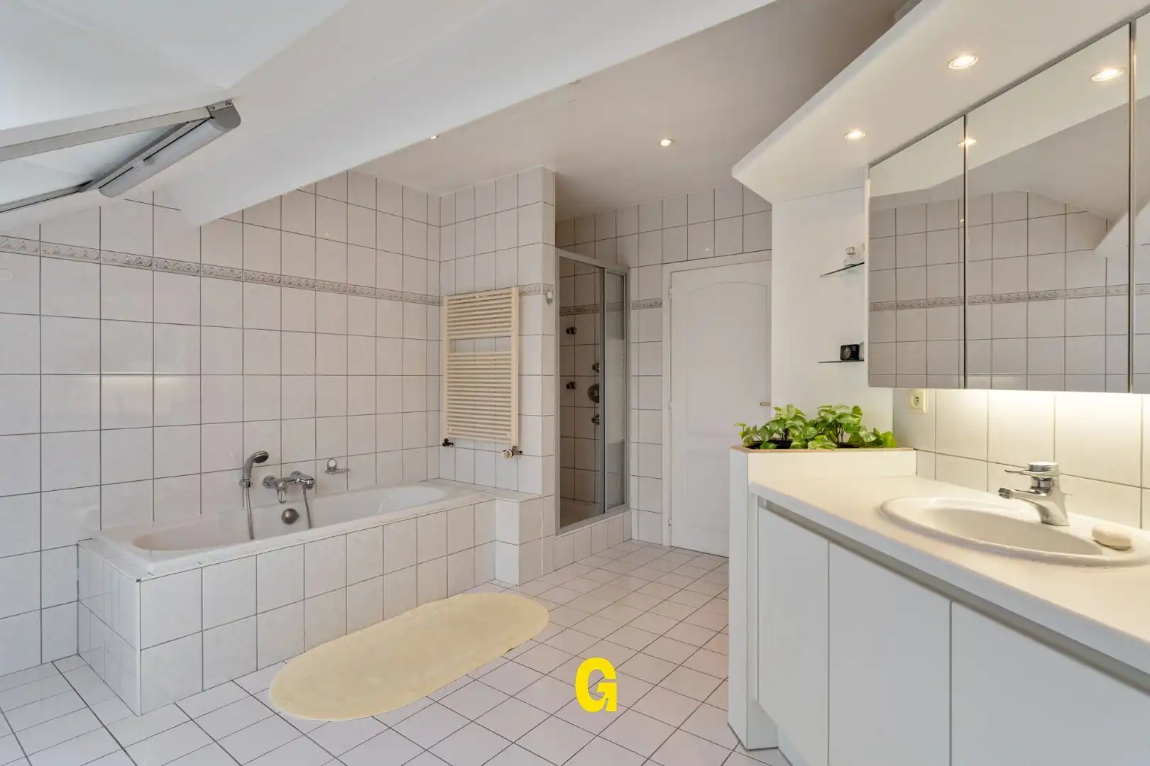 Bijzonder nette rijwoning van zeer degelijke kwaliteit, met tuin op 6a 46ca, vlak bij de dorpskern van Hoeselt. foto 17