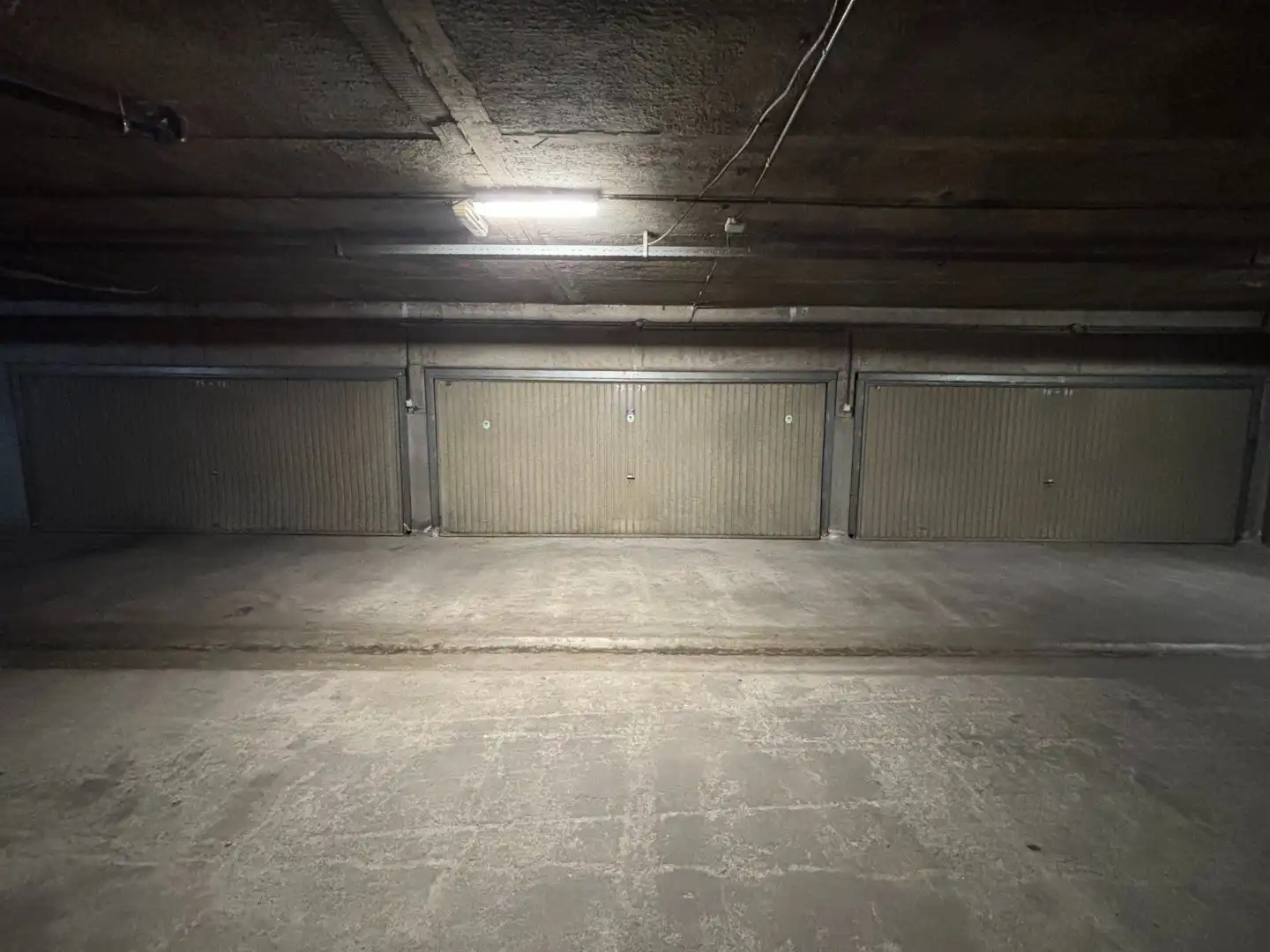 Dubbele garage TE HUUR foto {{pictureIndex}}