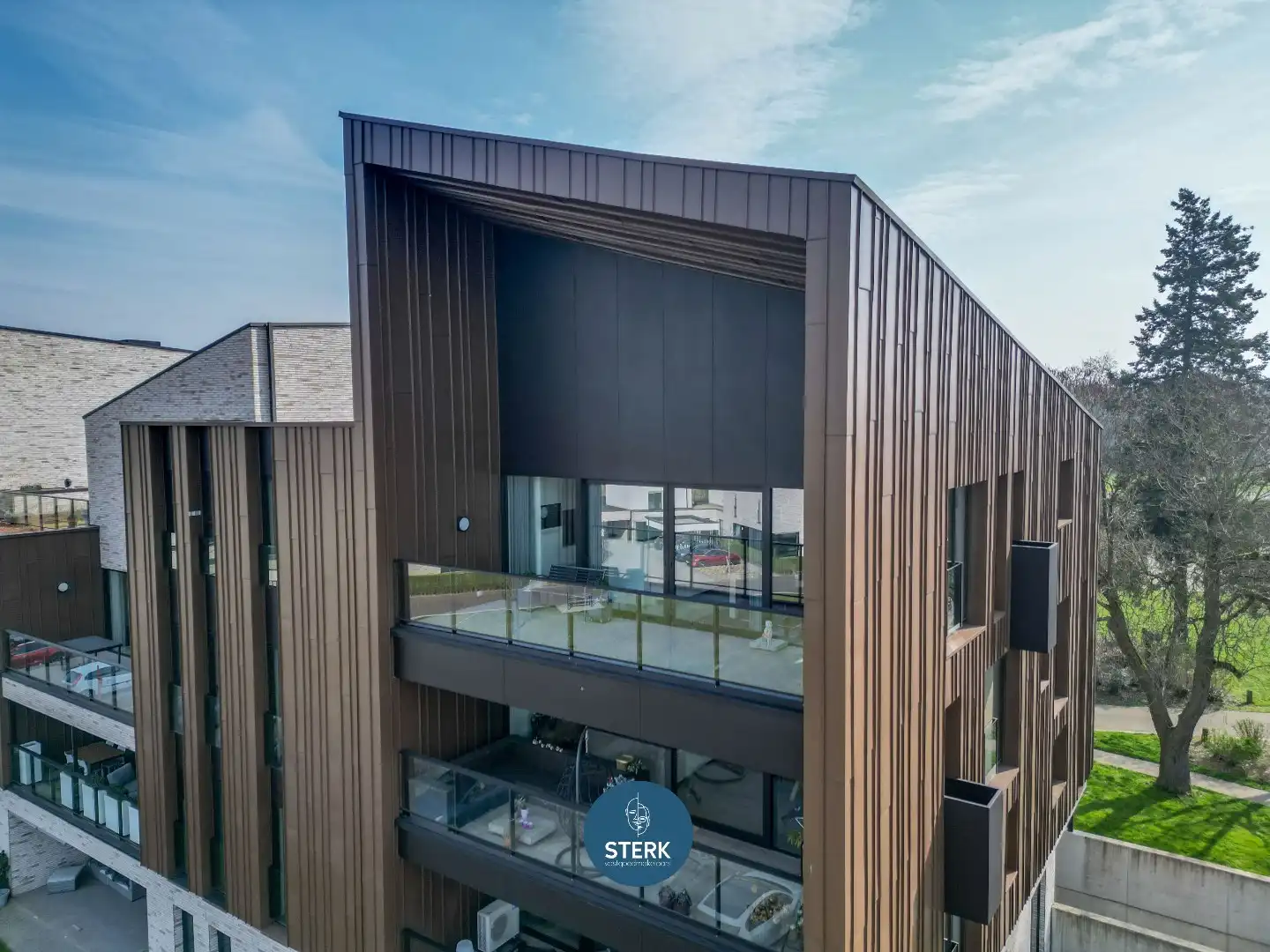 STIJLVOL PENTHOUSE MET 3 SLPKS EN 2 TERRASSEN IN EEN GROENE OMGEVING !  foto {{pictureIndex}}