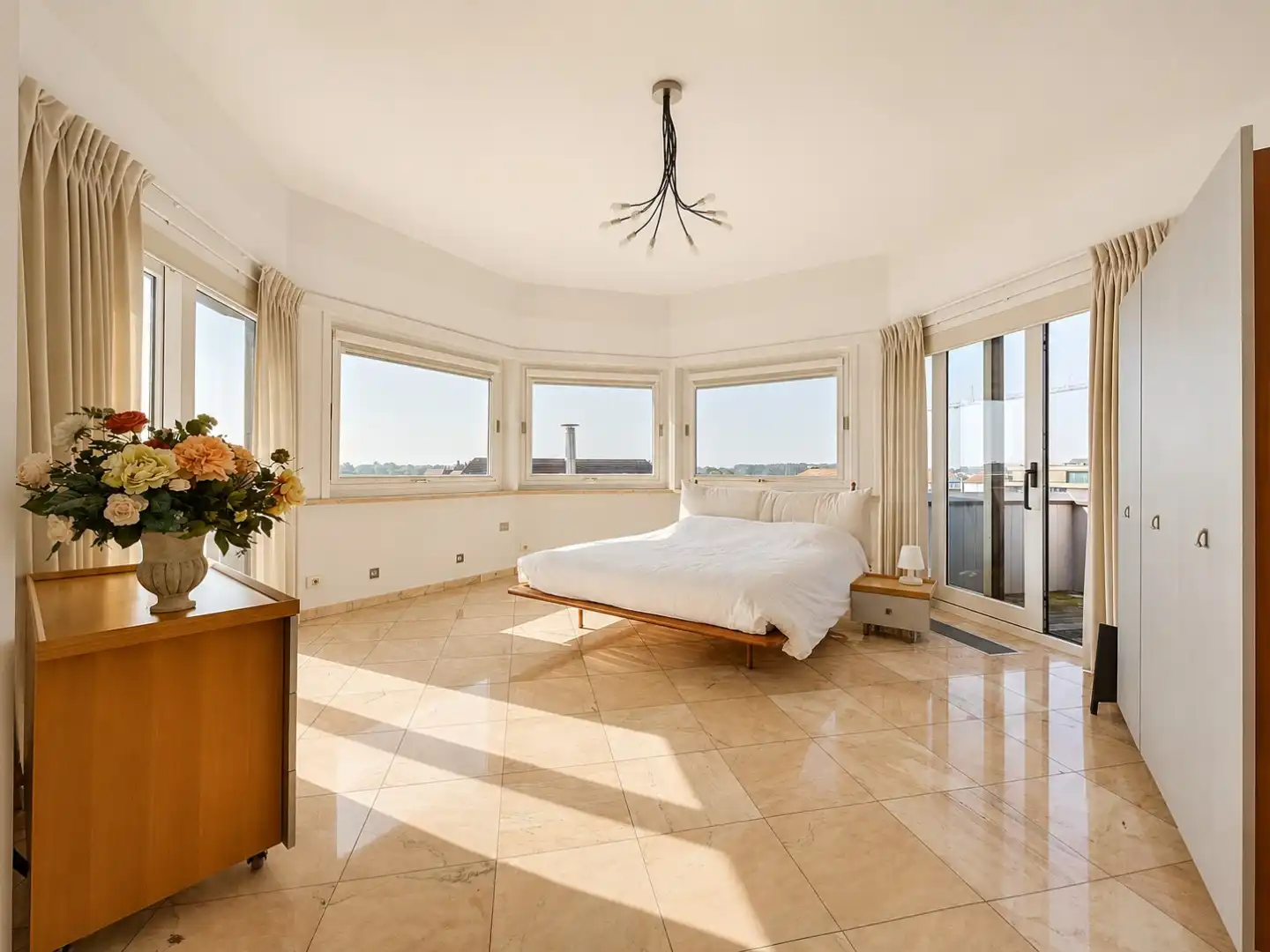 Unieke penthouse met vier terrassen en frontaal zeezicht te Sint-André (Oostduinkerke) foto 9