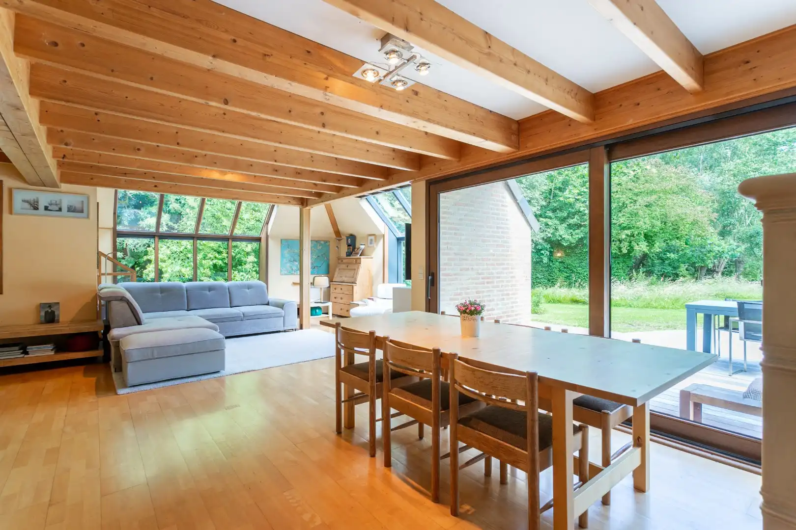 Ruime woning gelegen in een groene omgeving foto 6
